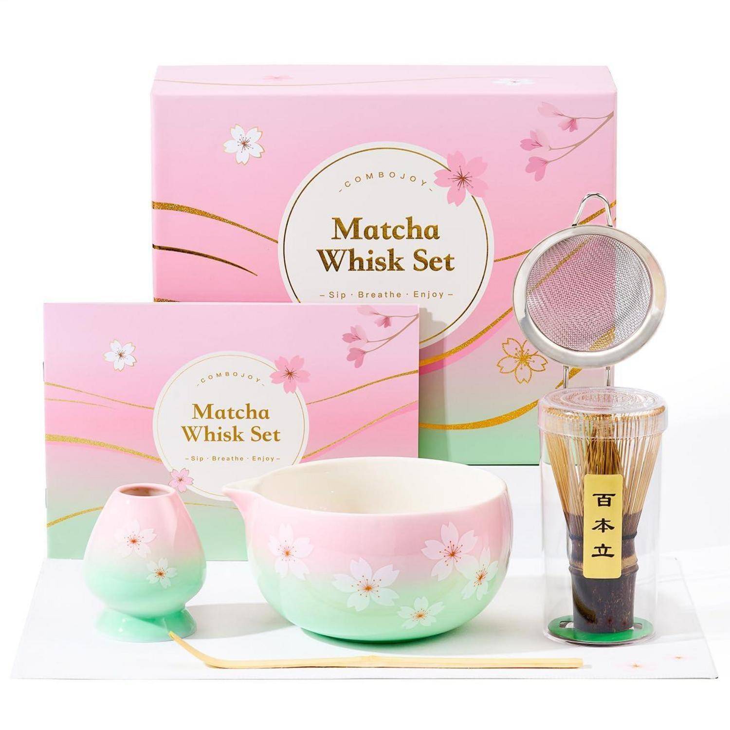 Rosa Matcha-Besen-Set in einer Geschenkbox mit Keramikschale, Besenstativ, Bambusbesen, Sieb und Stäbchen, verziert mit Kirschblüten.