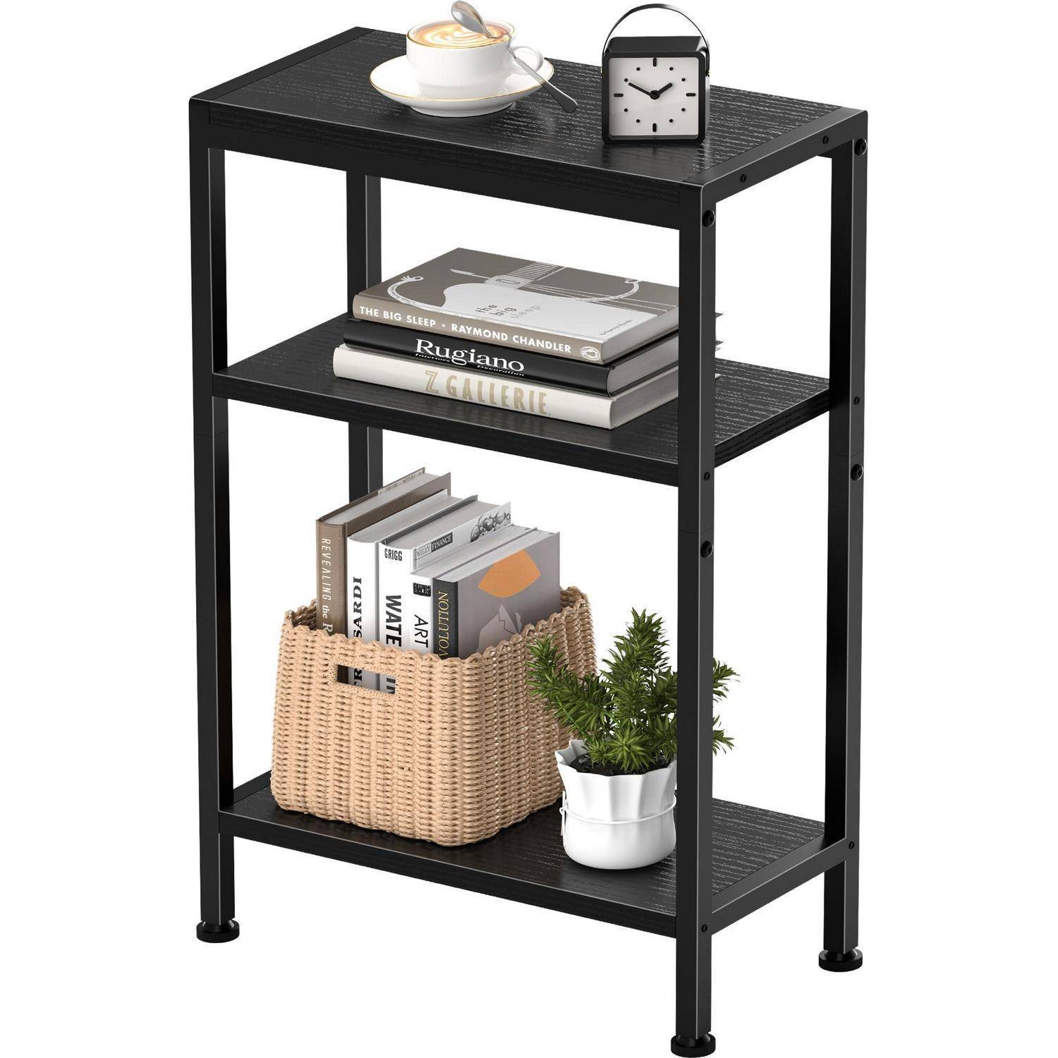Schwarzes dreilagiges Regal mit Büchern, einem geflochtenen Aufbewahrungskorb und einer kleinen Topfpflanze; das obere Regal enthält eine Tasse und einen Wecker.