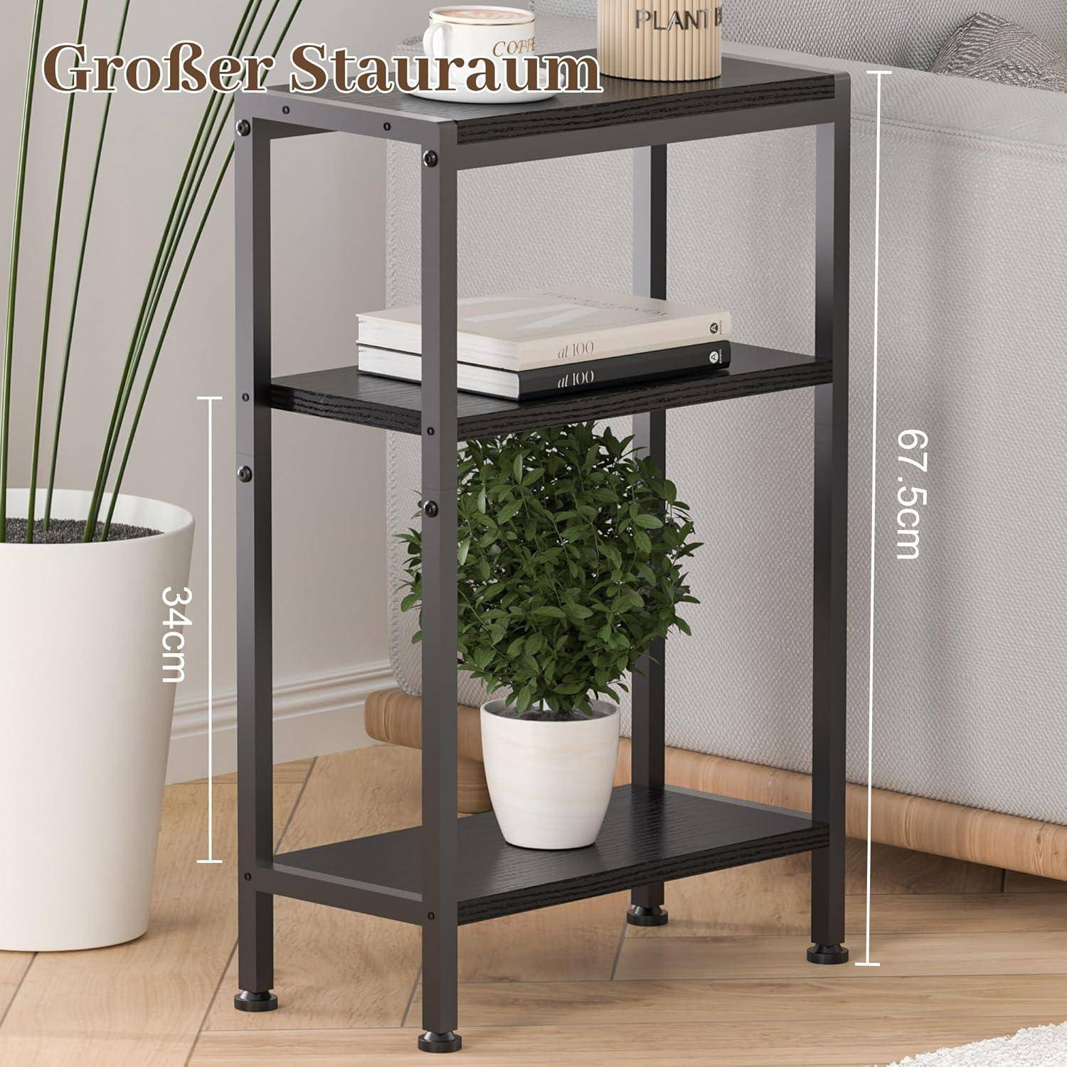 Schwarzes Metall-Regal mit 3 Ebenen neben einem Sofa, mit der Beschriftung „Großer Stauraum