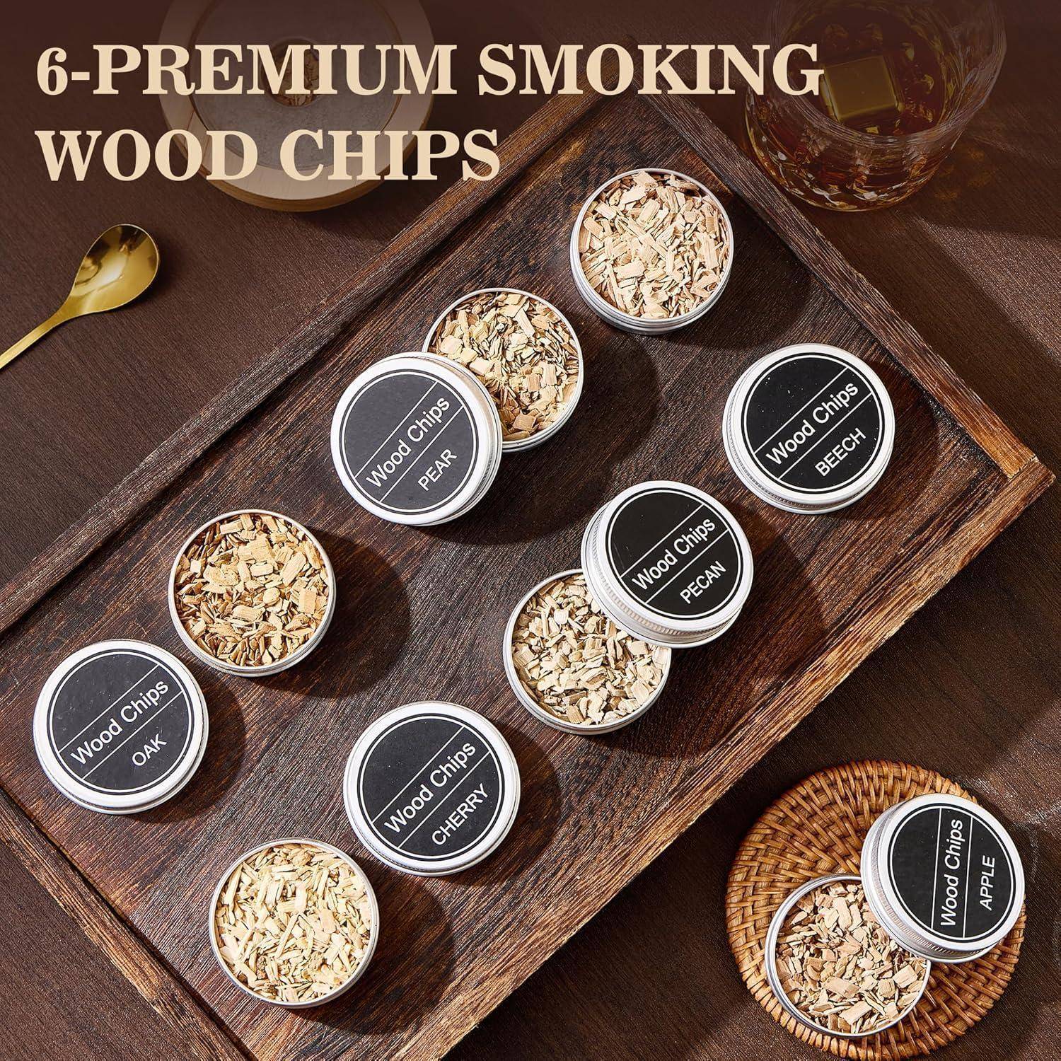 Sechs Premium-Raucher-Holzchip-Dosen mit den Bezeichnungen Eiche, Birne, Buche, Pekannuss, Kirsche und Apfel auf einem Holztablett.