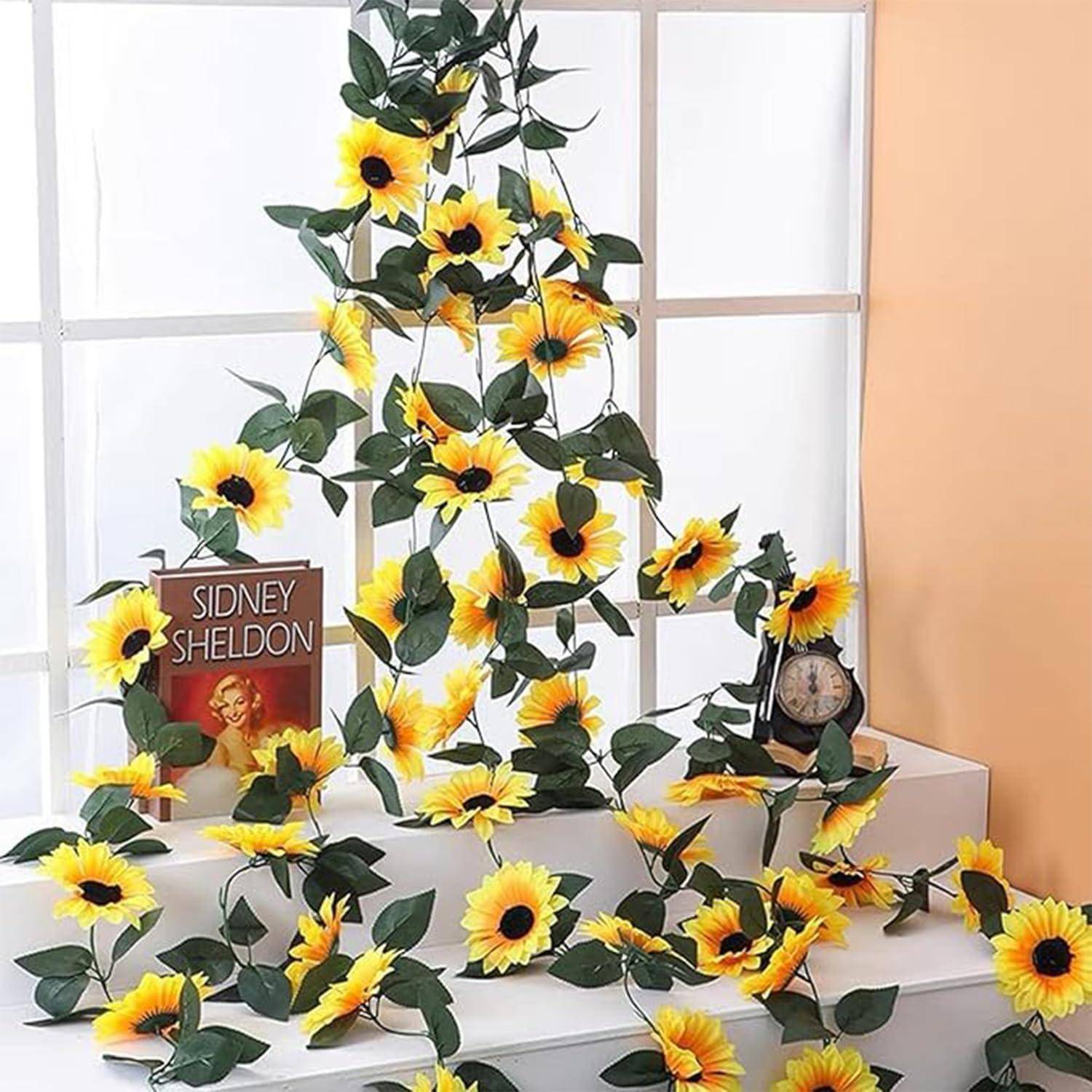 Dekorative Sonnenblumen-Rankengirlande, die über weiße Stufen und einen Fensterrahmen drapiert ist, mit einem Buch und einer kleinen Uhr als Requisiten.