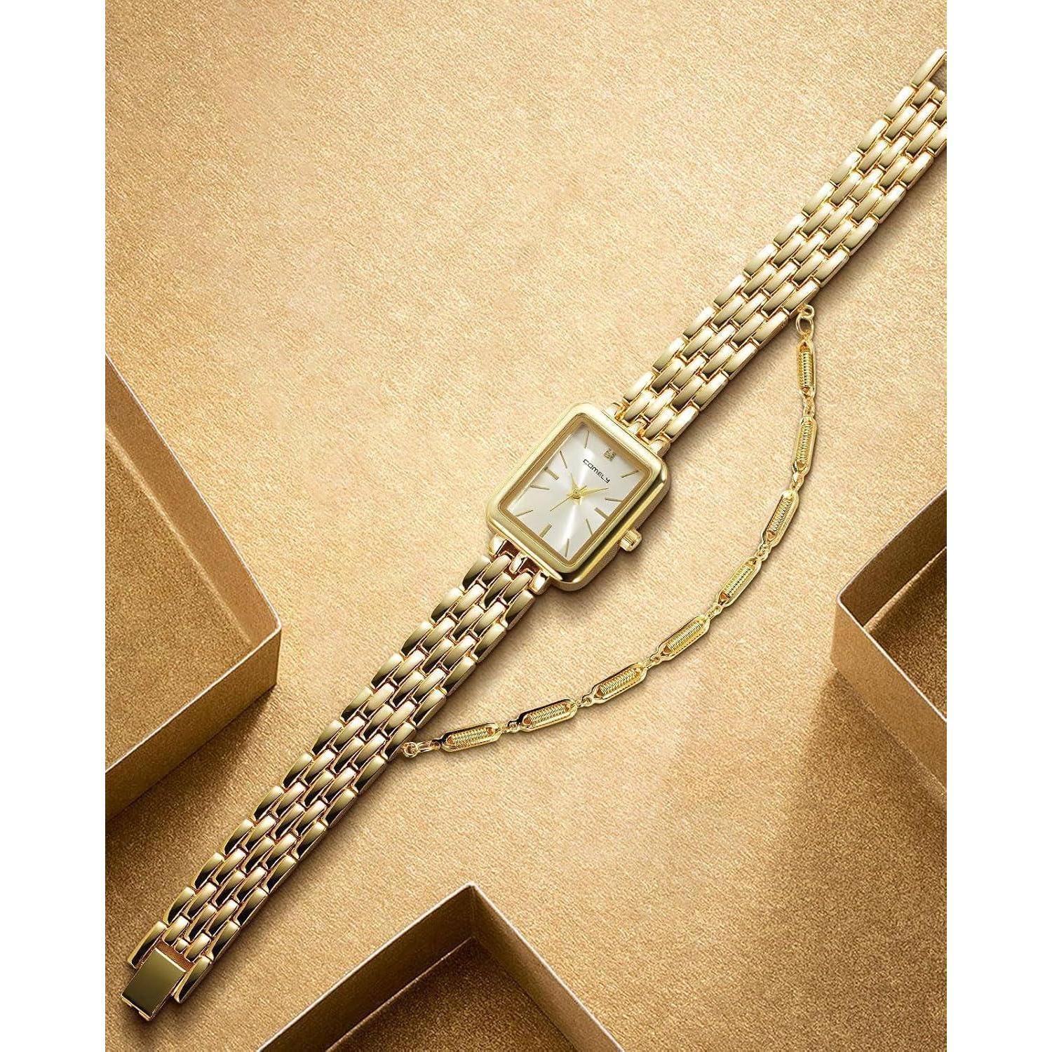 Goldene rechteckige Armbanduhr mit Gliedarmband, diagonal auf goldenem Hintergrund mit passendem Schmuck und Geschenkboxen angeordnet.