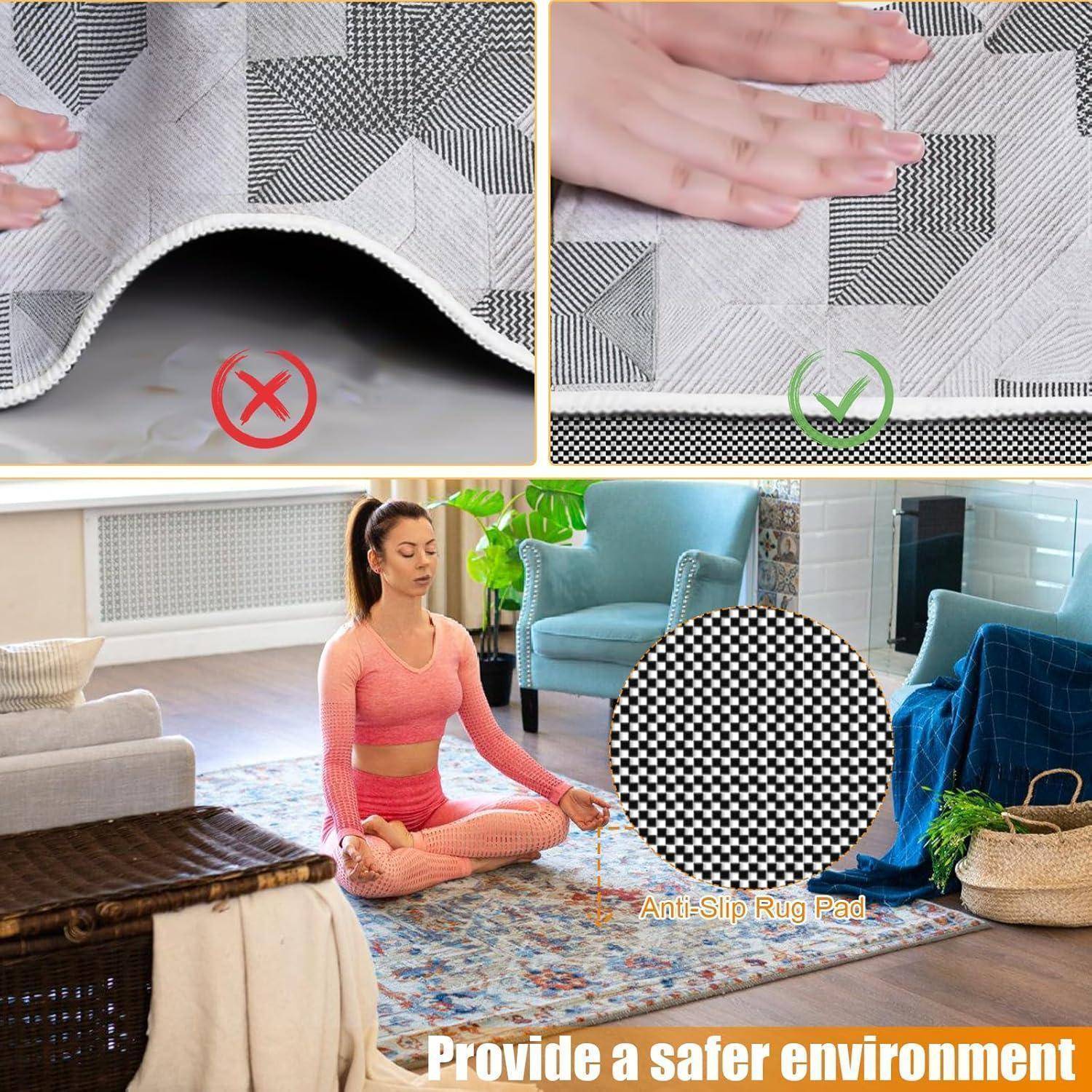 Werbebild zeigt die Verwendung einer rutschfesten Teppichmatte: Eine Seite zeigt einen rutschenden Teppich mit einem roten X, die andere bleibt flach mit einem grünen Häkchen; eine Frau meditiert auf einem Teppich in einem Wohnzimmer mit dem Text „Schaffen Sie eine sichere Umgebung