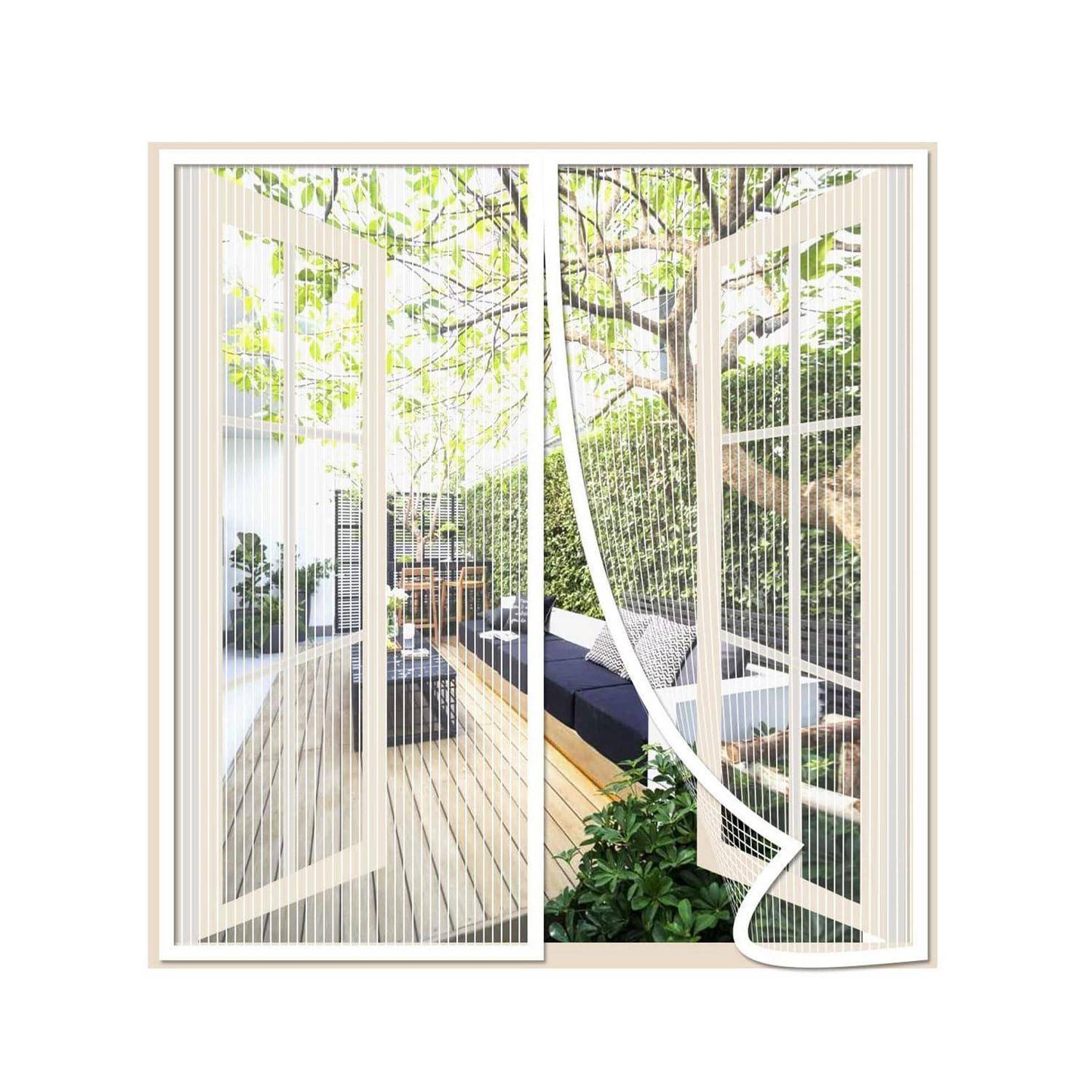 Offene Schiebetüren aus Glas mit einem feinen weißen Vorhang, der einen hellen Terrassensitzbereich und Grünflächen außen zeigt.