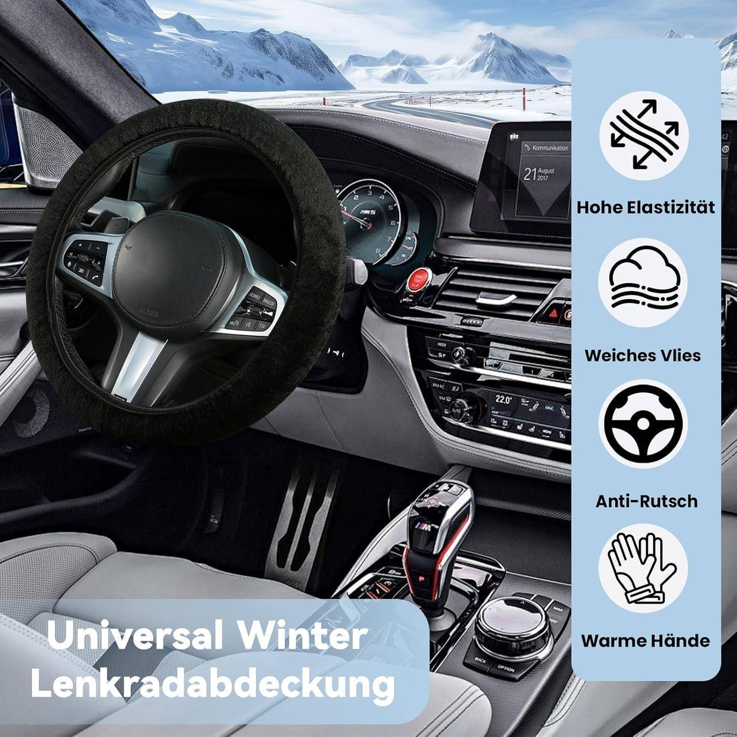 Autoinnenraum mit einer flauschigen schwarzen Lenkradabdeckung, beschriftet mit „Universal Winter Lenkradabdeckung", plus Symbole für hohe Elastizität, weiches Fleece, rutschfest und warme Hände.