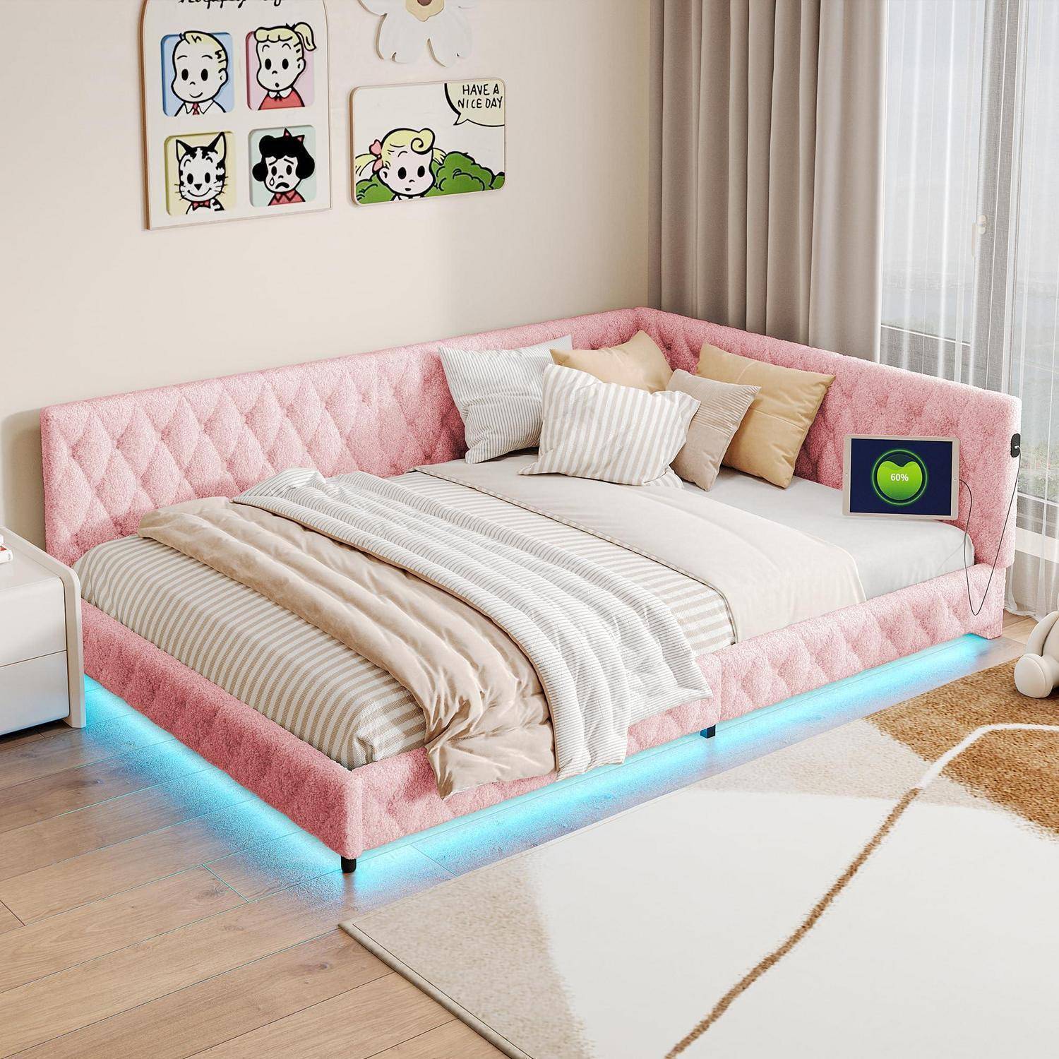 Rosa gepolstertes Plattformbett mit blauer LED-Beleuchtung unter dem Bett, weiße Bettwäsche und Kissen sowie gerahmte Wandkunst in einem hellen Schlafzimmer.