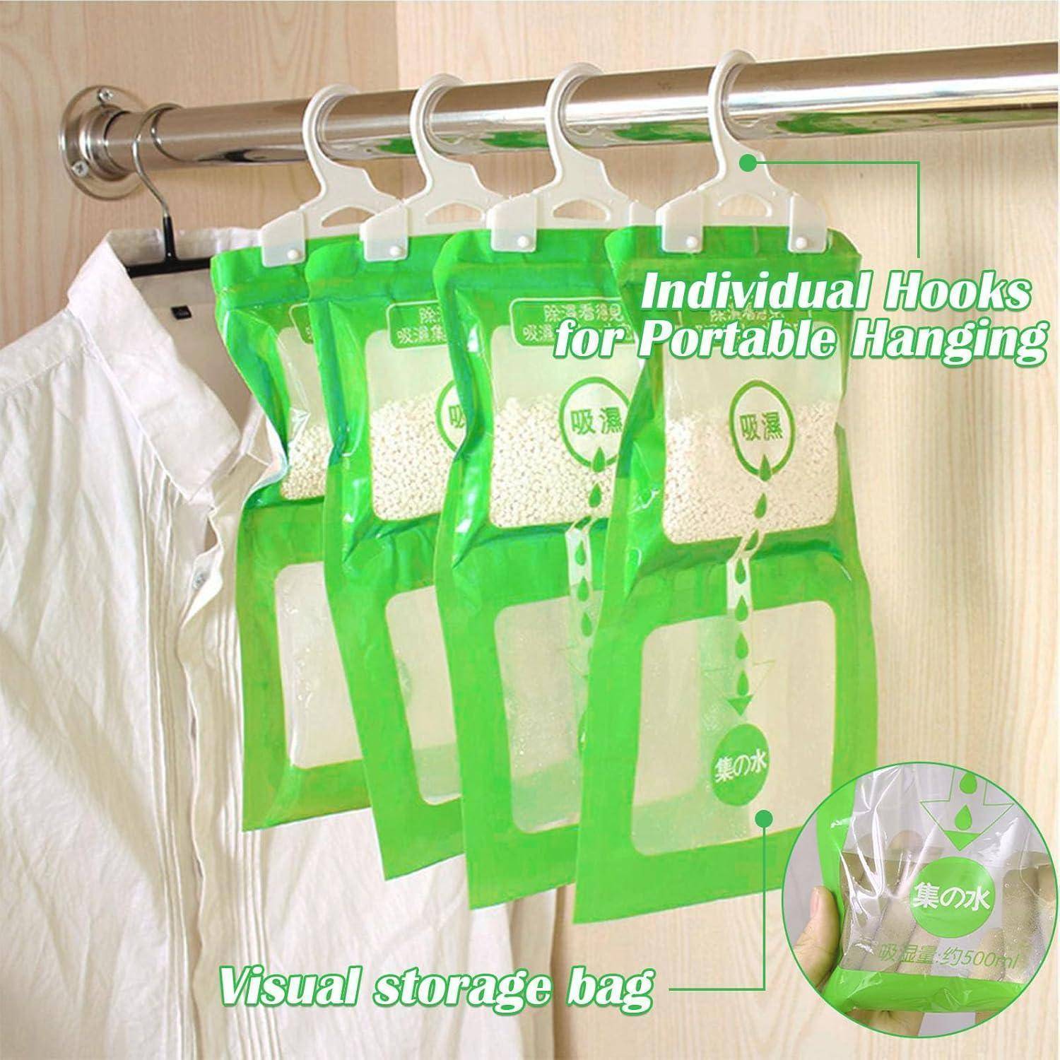 Grüne wiederverwendbare Hängespeichertaschen mit individuellen Haken an einer Stange, dargestellt als visuelles Aufbewahrungssystem für tragbares Aufhängen und einfache Artikelausstellung.