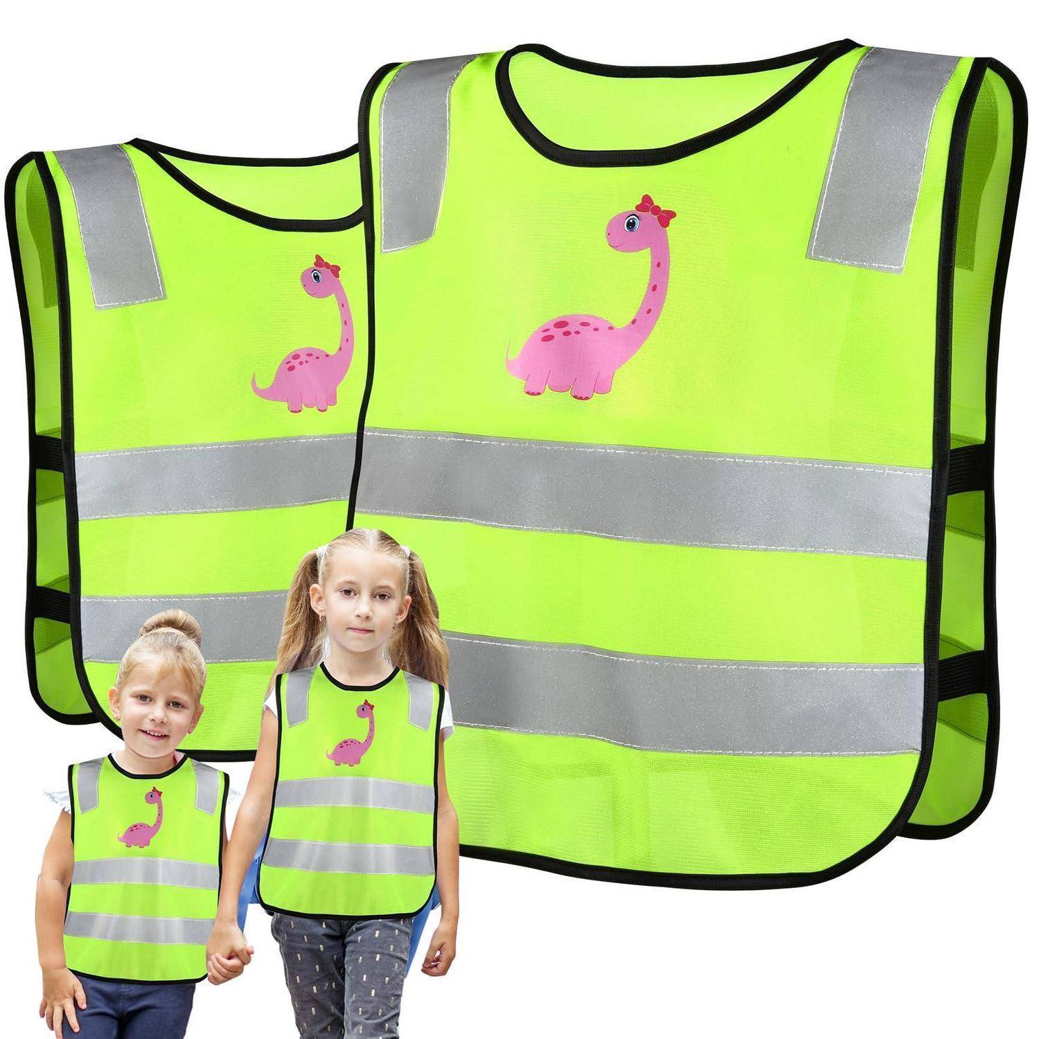 Zwei kindergroße neongelbe Sicherheitswesten mit reflektierenden Streifen und rosa Dinosaurier-Logos, dargestellt mit zwei Kindern, die diese tragen.