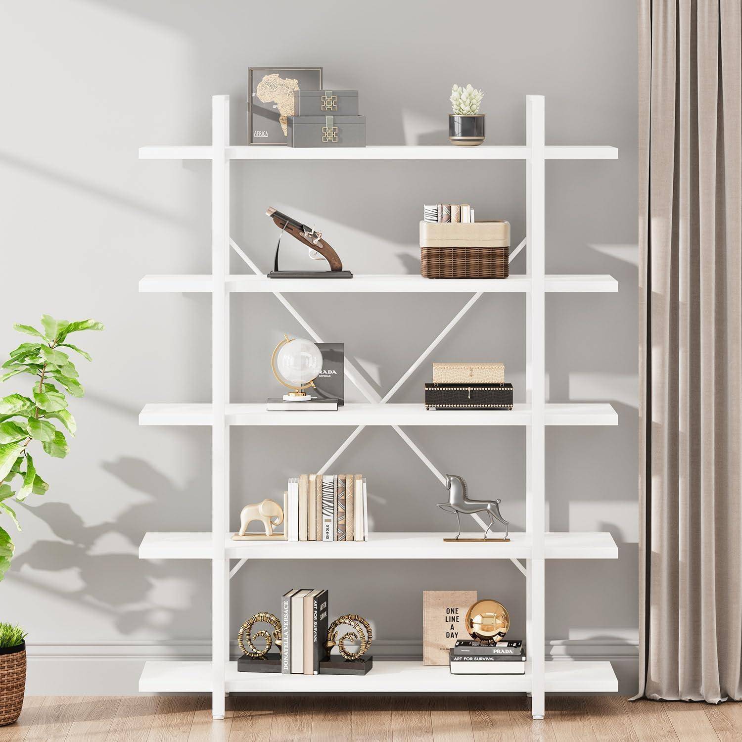 Weißes Regalsystem mit Büchern, dekorativen Boxen, Globus, Pflanze und Verzierungen vor einer hellgrauen Wand, neben beigen Vorhängen und einer Topfpflanze.