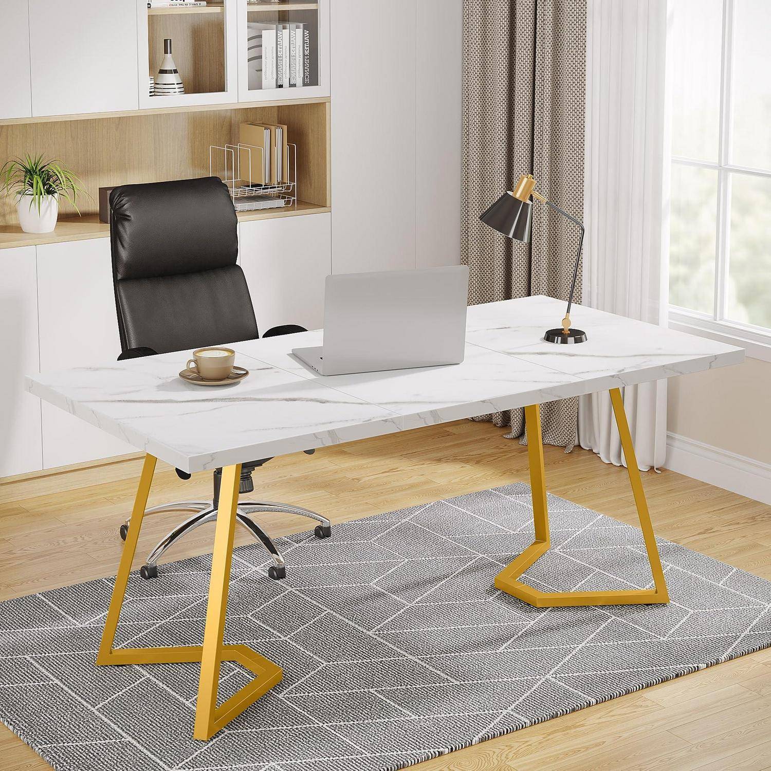 Modernes Homeoffice mit marmoriertem Schreibtisch, Laptop, Lampe, Kaffeetasse und schwarzem Stuhl auf einem grauen Teppich neben hellen Fenstern.