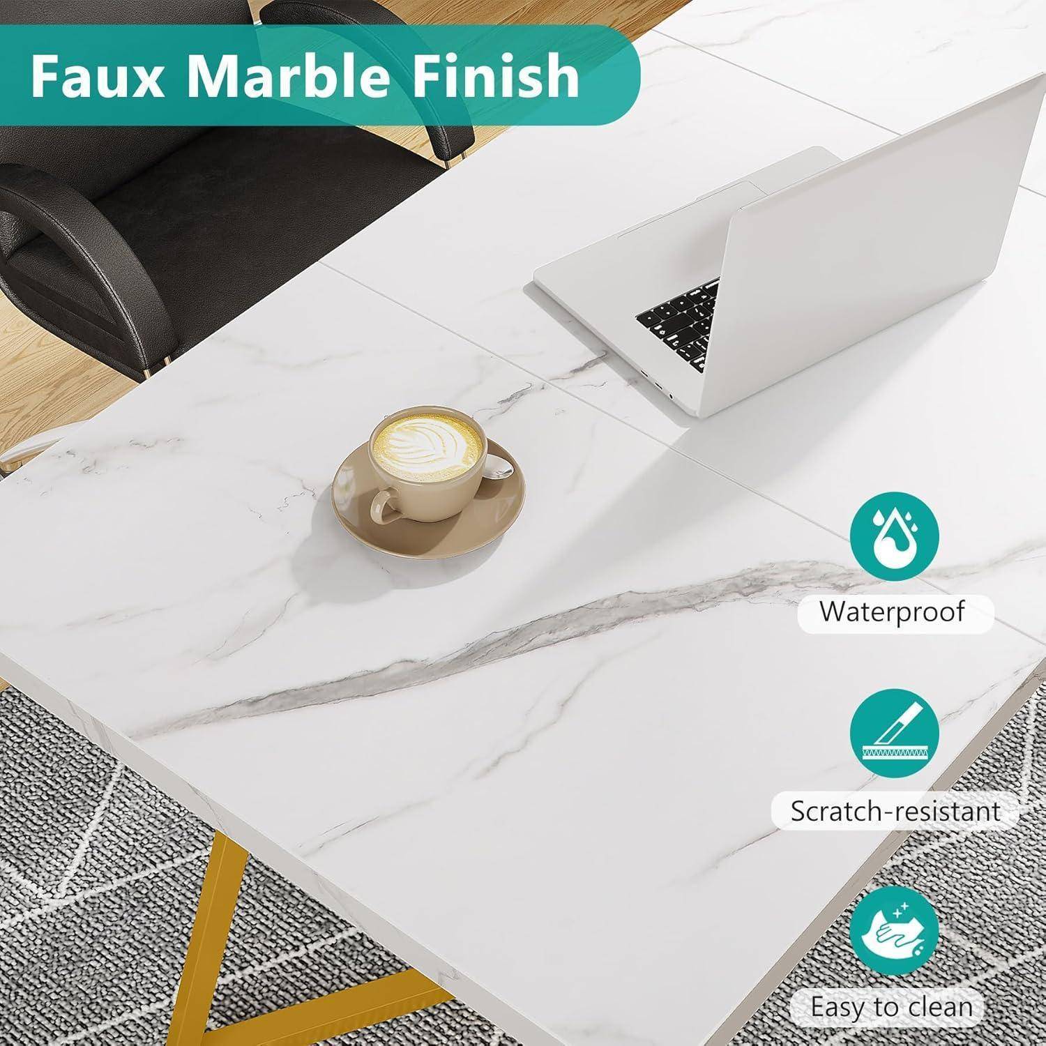 Weiße Tischoberfläche aus Kunstmarmor mit Laptop und Kaffeetasse, gekennzeichnet mit „Kunstmarmor-Finish" und Symbolen für wasserfest, kratzerbeständig und leicht zu reinigen.