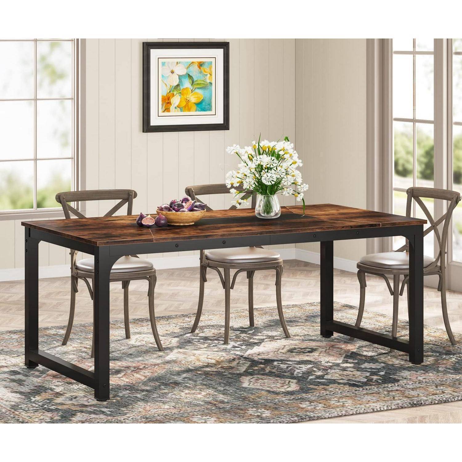 Rechteckiger Holzesstisch mit schwarzen Metallbeinen, eingedeckt mit einer Vase mit Blumen und einer Schüssel, in einem hellen Raum mit drei Stühlen und Fenstern.
