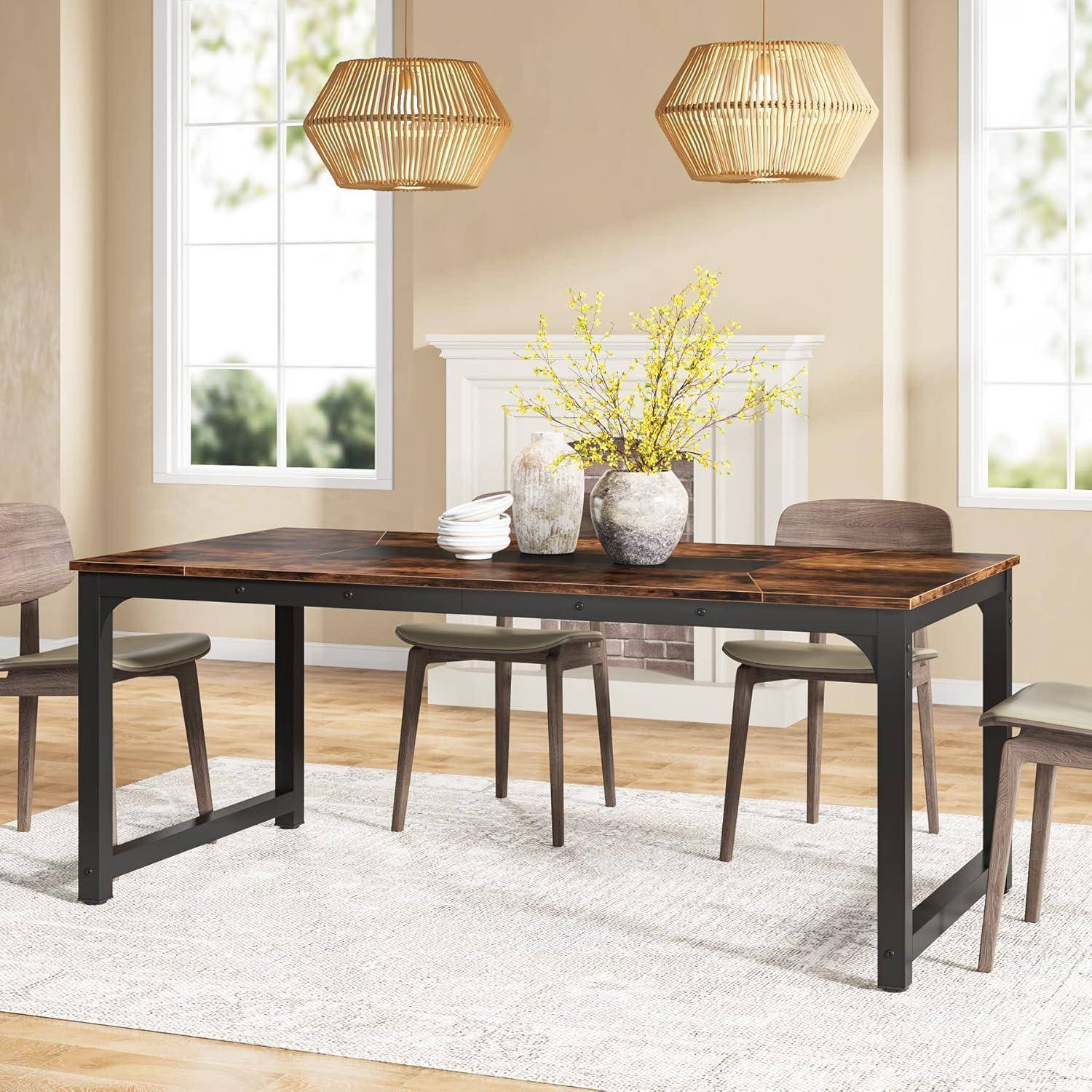 Modernes Esszimmer mit einem rechteckigen Tisch aus dunklem Holz, Stühlen in gemischten Ausführungen, geflochtenen Pendelleuchten und einer Vase mit gelben Blumen auf einer Konsole.