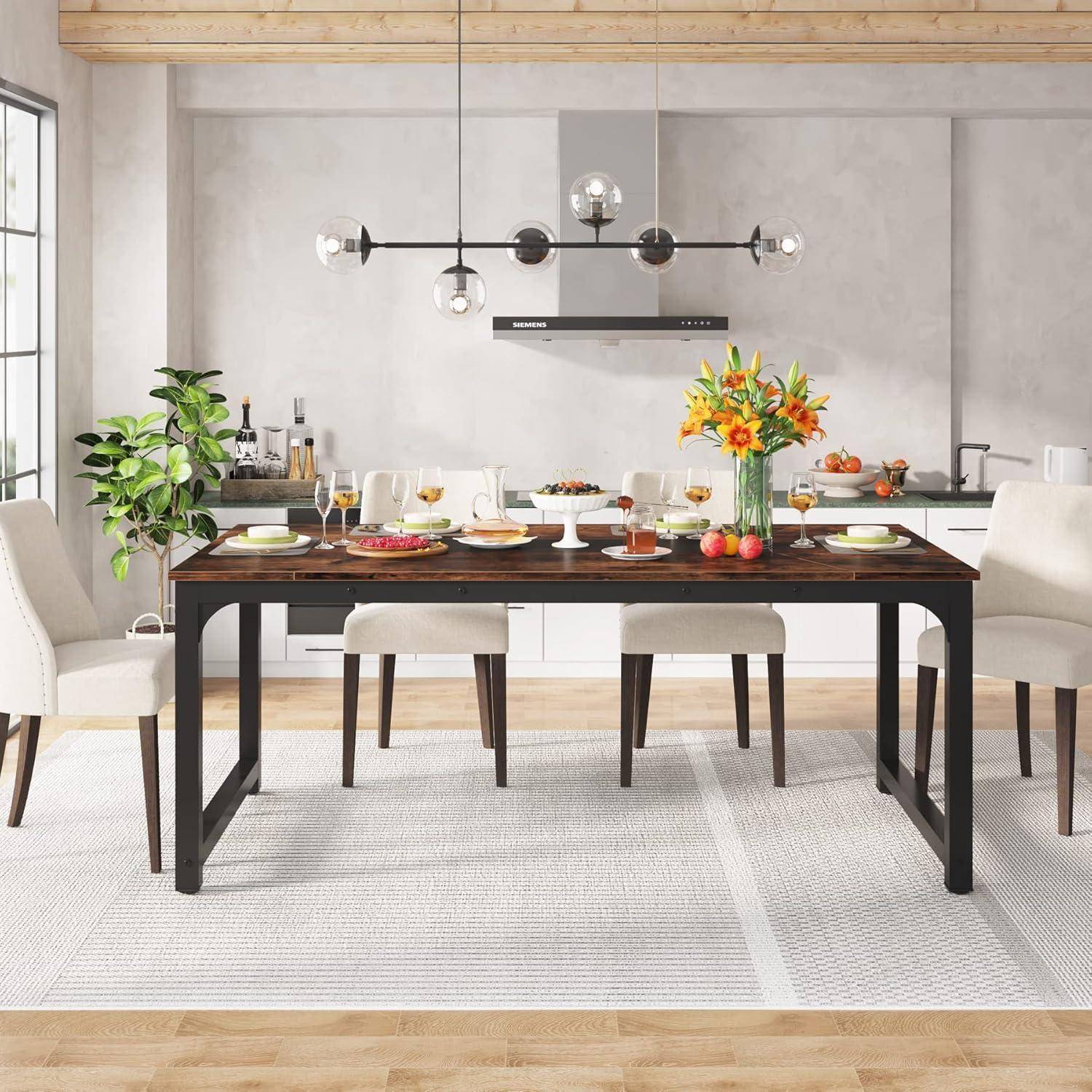 Modernes Esszimmer mit gedecktem Tisch für eine Mahlzeit, mit dunklem Holztisch, cremefarbenen Stühlen, Blumenmittelstück, Pendelleuchte und Küchenkulisse.