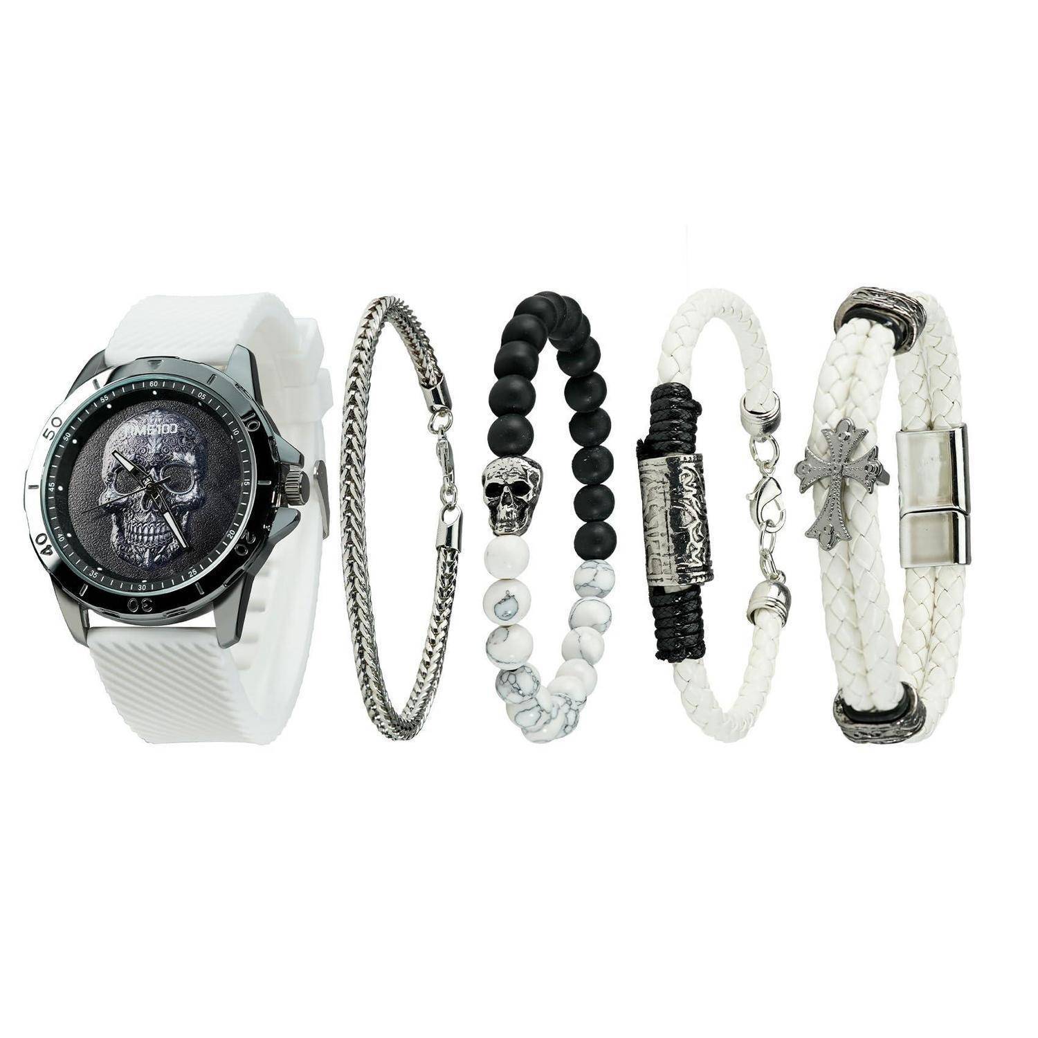 Armbanduhr mit Totenkopf-Design und vier Armbänder, darunter geflochtenes weißes, schwarzes Perlen- und Silberkettenmodelle, auf weißem Hintergrund präsentiert.