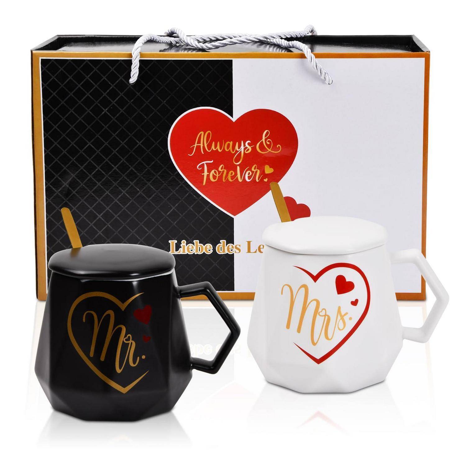 Schwarzweiße Tassen für Herr und Frau mit Herzdesigns in einer Geschenkbox mit der Aufschrift 