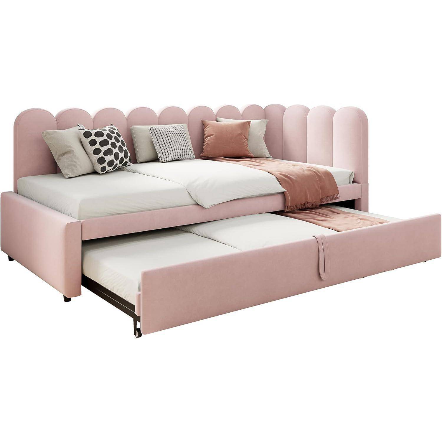 Rosa gepolstertes Tagesbett mit gewelltem Kopfteil, ausziehbarem Trundle-Bett und passenden Kissen und Bettwäsche.