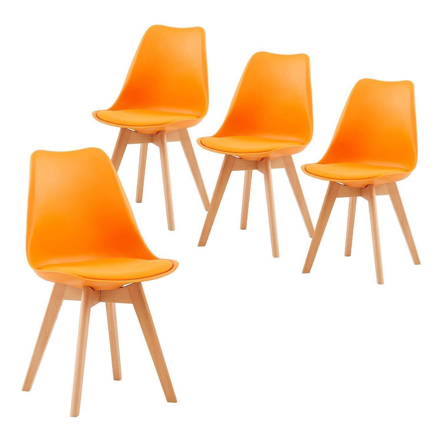 Vier orangefarbene Kunststoffstühle mit Holzbeinen, angeordnet auf weißem Hintergrund.