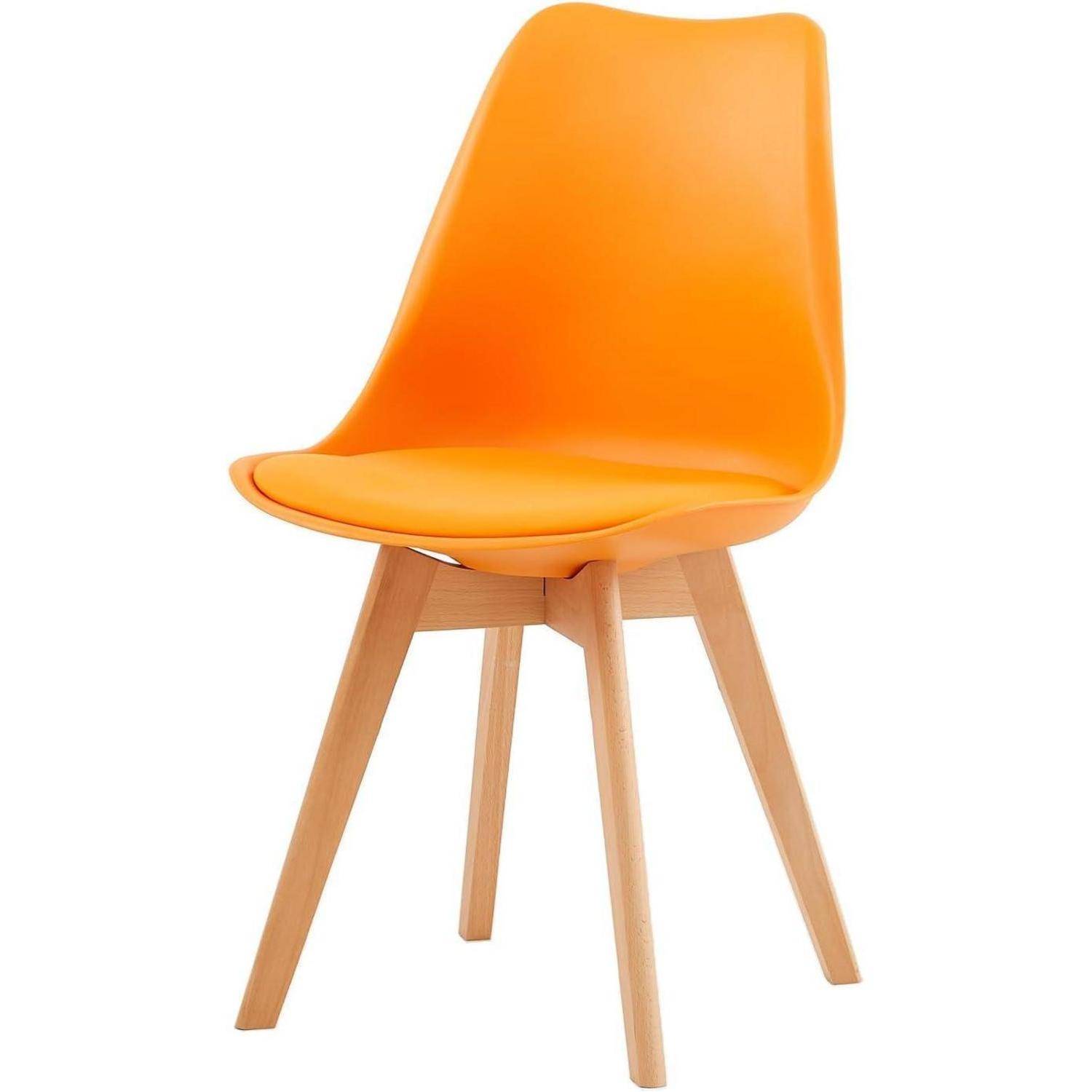 Orangefarbener Kunststoffstuhl mit Holzbeinen auf weißem Hintergrund.