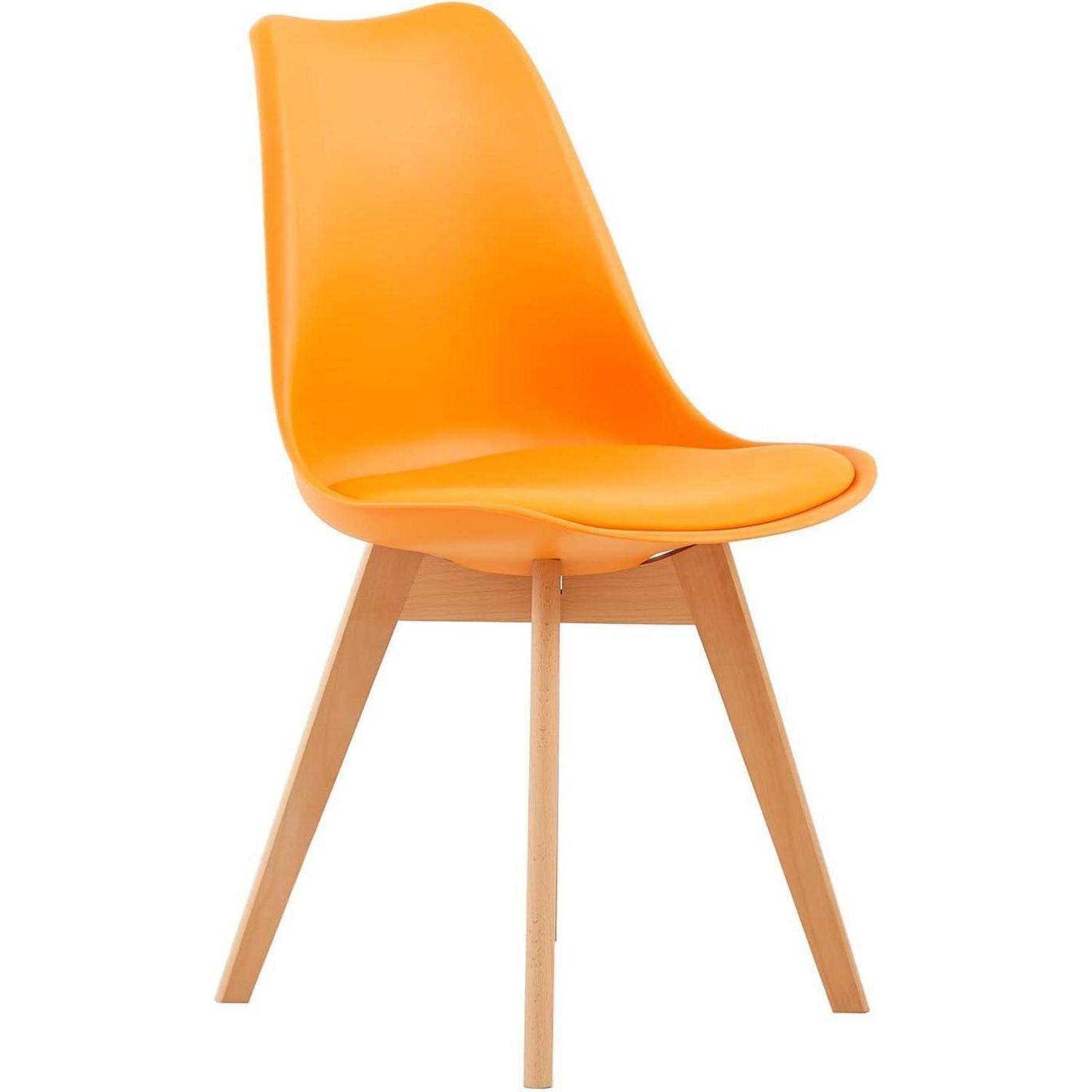 Orangener moderner Stuhl mit geformter Kunststoffsitzfläche und Rückenlehne, helle Holzbeine, auf weißem Hintergrund dargestellt.