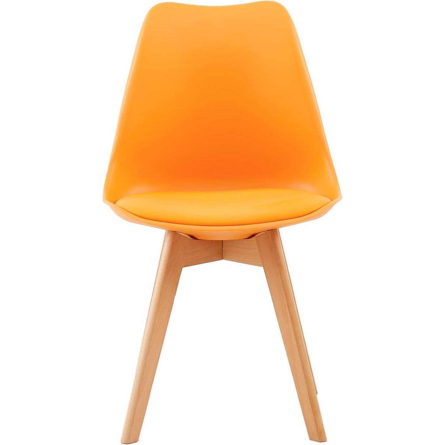 Orangefarbener Kunststoffstuhl mit hellholzfarbigen Beinen auf weißem Hintergrund.