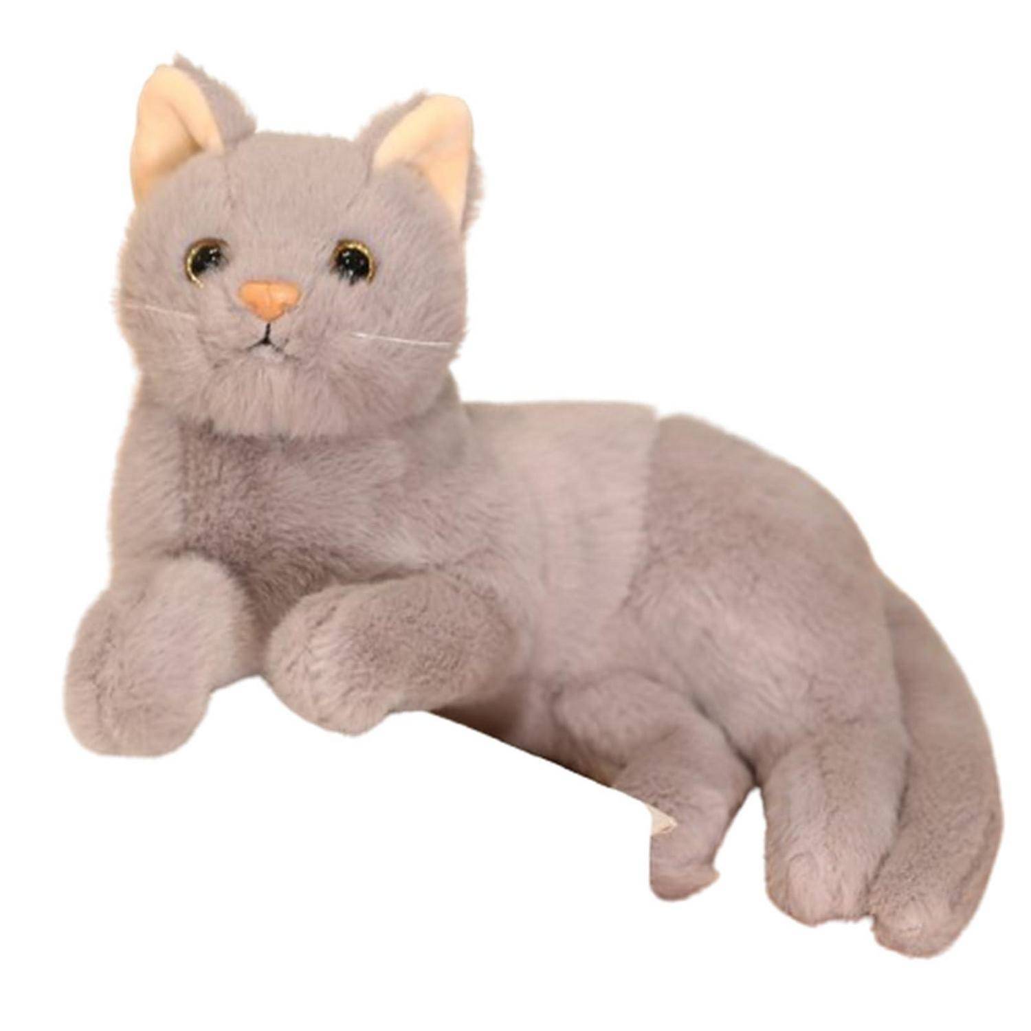 Eine graue Plüschkatze liegt auf weißem Hintergrund.