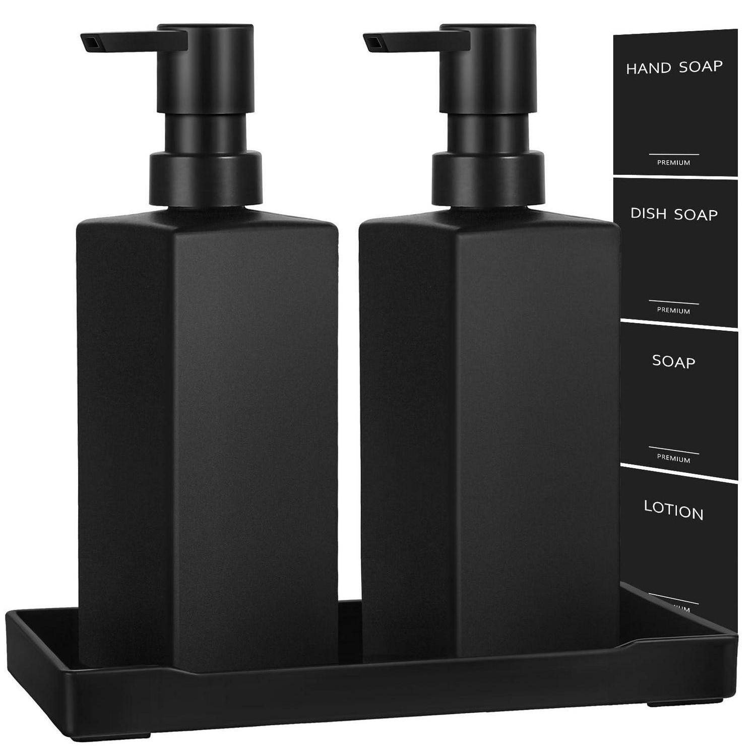 Schwarze Seifenspender-Set mit zwei Pumpflaschen auf einem Tablett, beschriftet für Handseife, Spülmittel, Seife und Lotion.