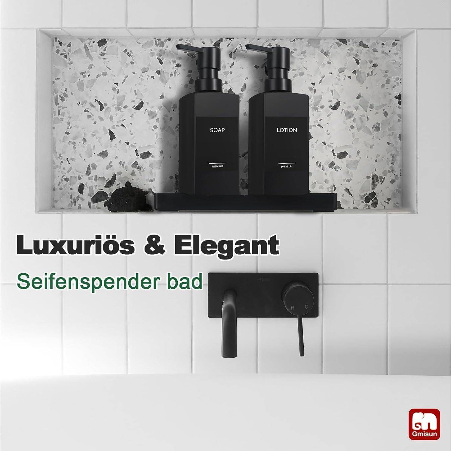 Badezimmernische mit zwei schwarzen Pumpenspendern mit der Aufschrift "SOAP"" und ""LOTION"" auf einem Regal über einem matten schwarzen Wasserhahn, mit deutschem Werbetext ""Luxuriös & Elegant"" und ""Seifenspender bad"".