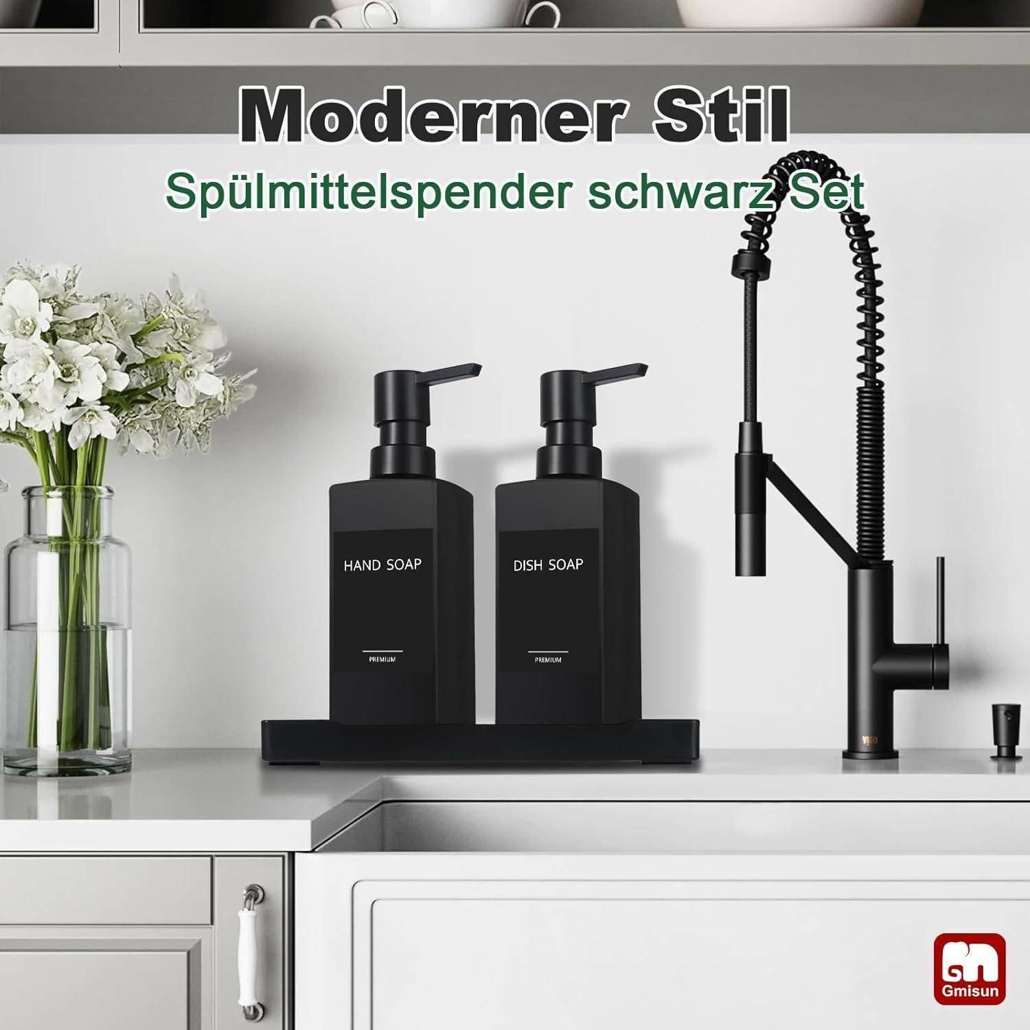 Modernes schwarzes Küchen-Seifenspender-Set mit zwei Pumpflaschen mit den Aufschriften „HAND SOAP" und „DISH SOAP"" neben einem schwarzen Wasserhahn und Sprüher.