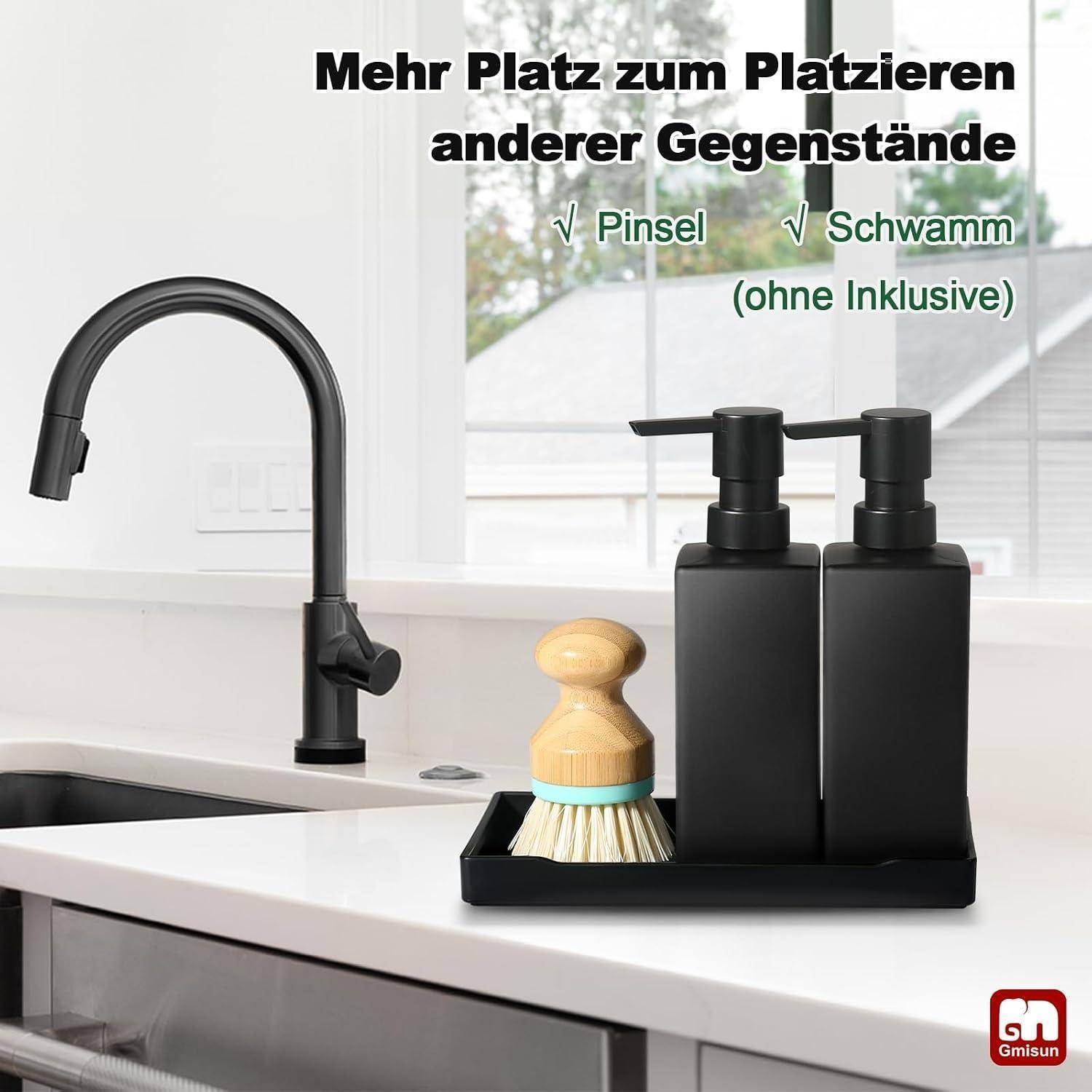 Küchenspülentheke mit matten schwarzen Seifenspendern auf einem Tablett neben einer Bürste; Der deutsche Text besagt, dass mehr Platz für andere Artikel vorhanden ist, Bürste und Schwamm nicht im Lieferumfang enthalten.