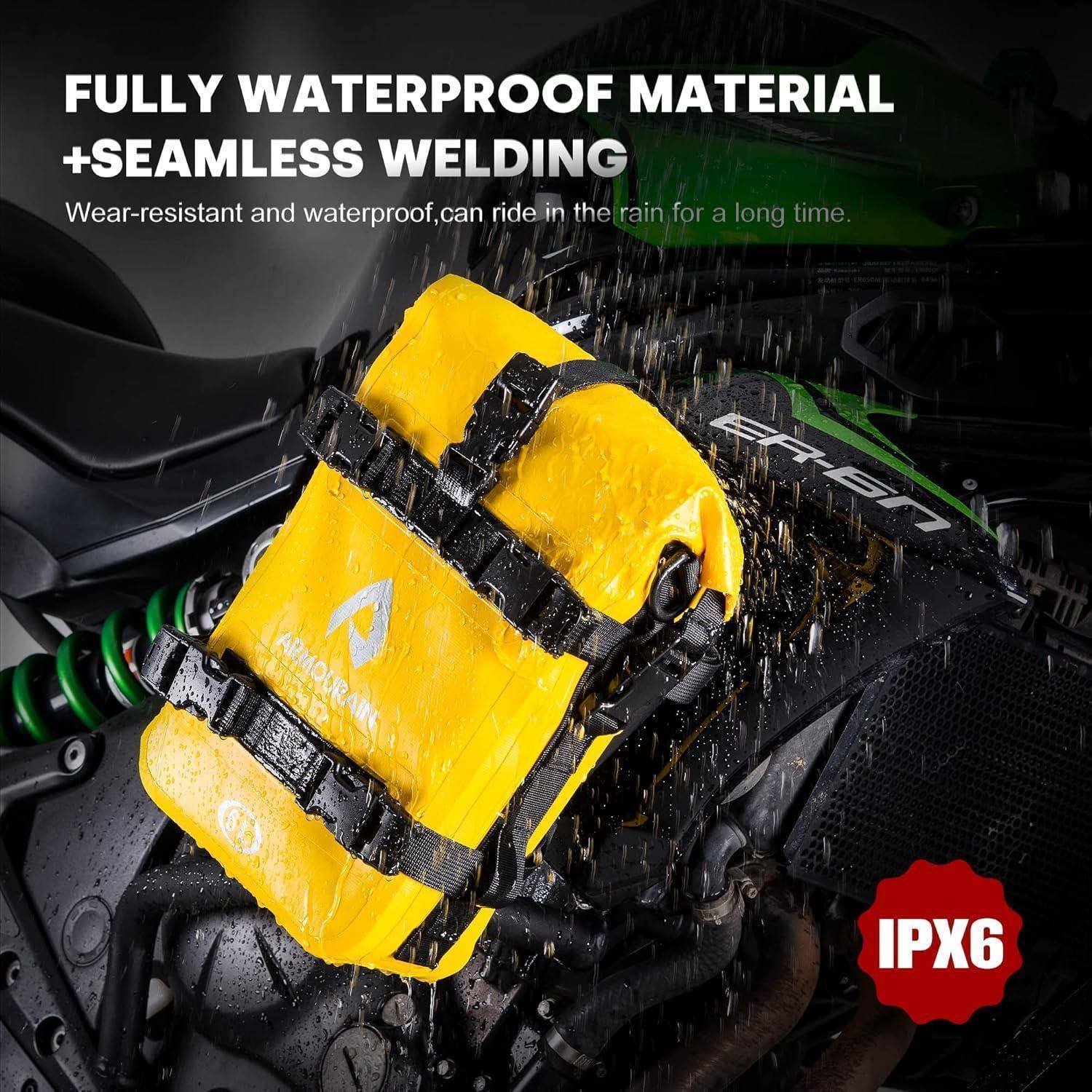 Gelbe wasserdichte Motorradtasche an einem Motorrad bei starkem Regen befestigt, gekennzeichnet mit „VOLLSTÄNDIG WASSERDICHTES MATERIAL + NAHTLOSES SCHWEISSEN" und „IPX6"".