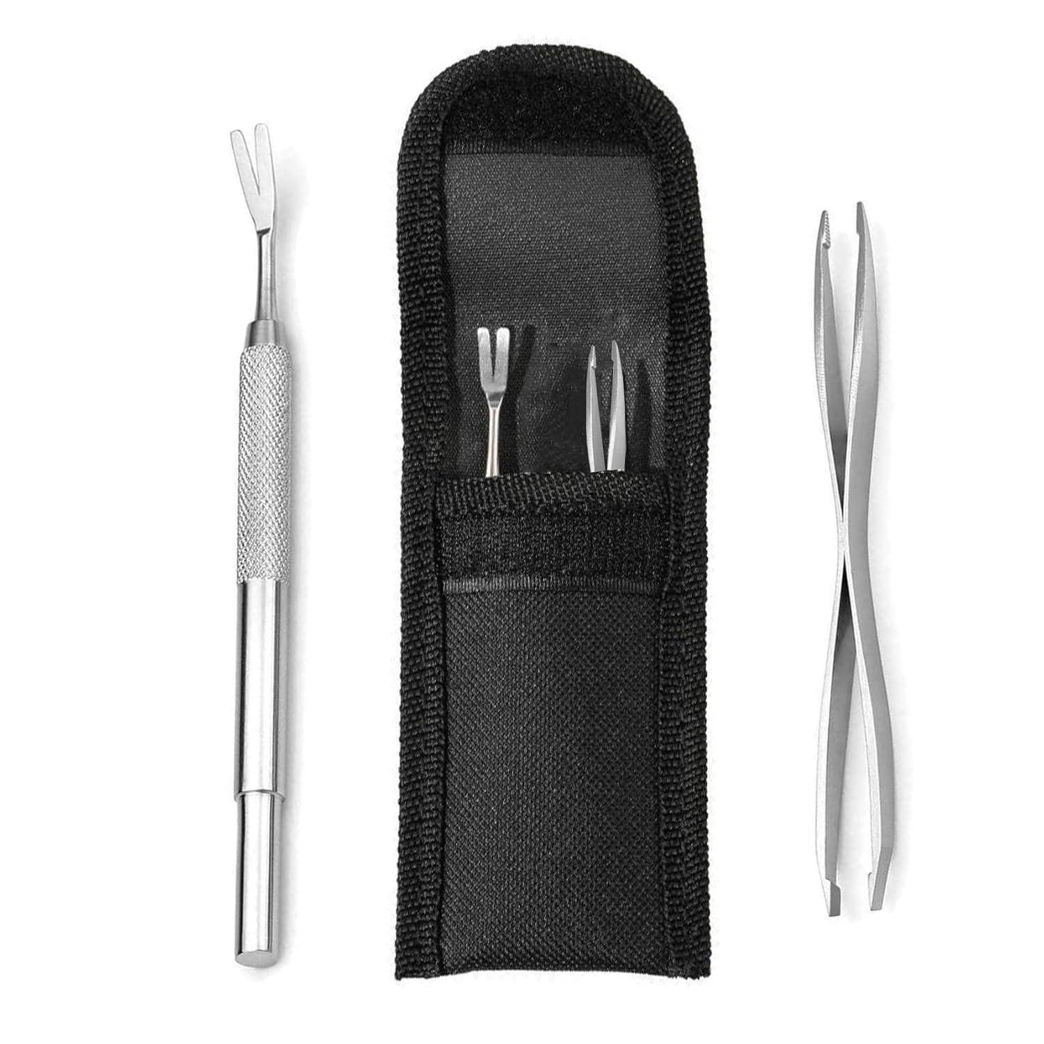 Dreiteiliges Pflegeset auf weißem Hintergrund: ein Metall-Ohrreiniger, ein schwarzes Etui und eine Pinzette mit spitzen Enden.