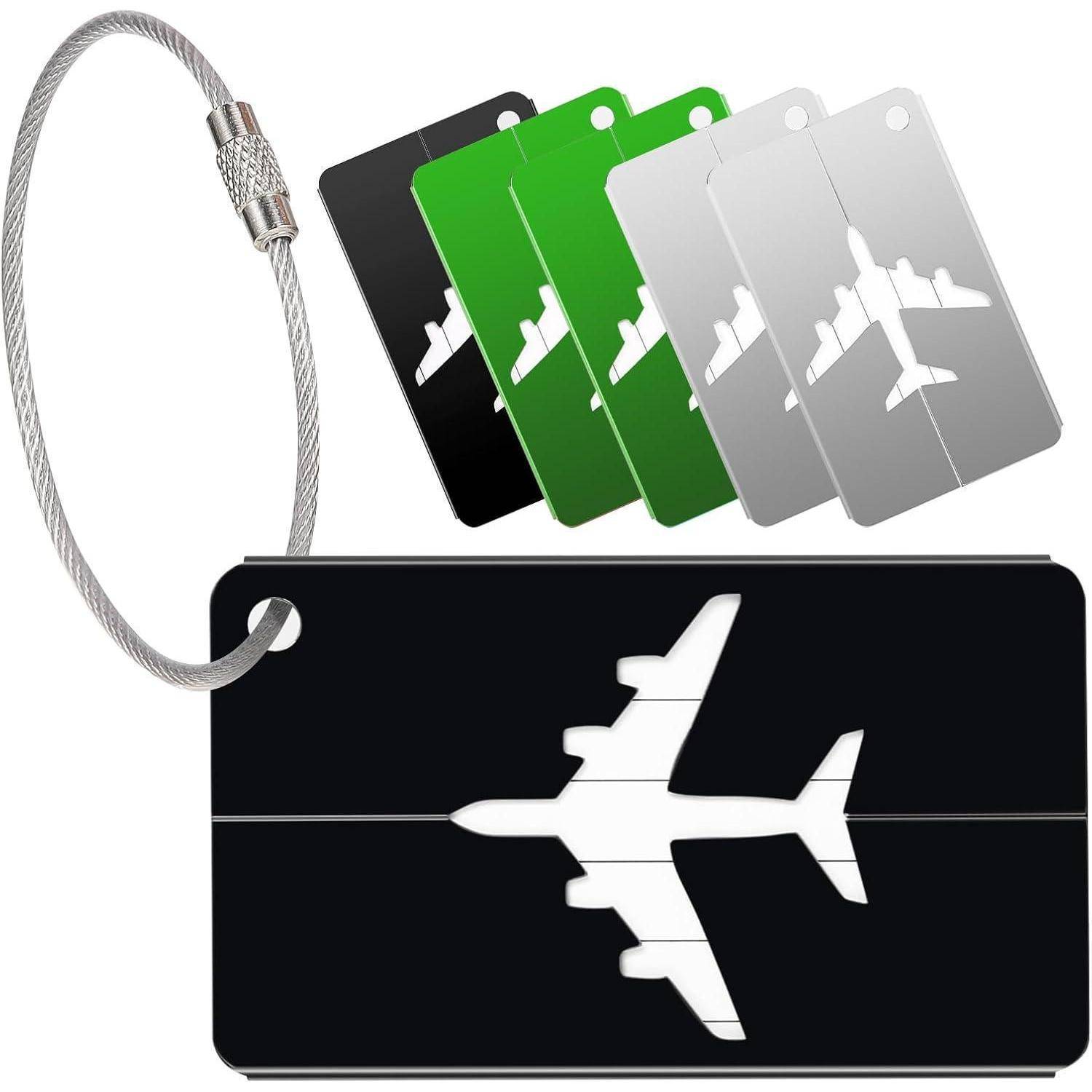 Schwarzes Gepäckanhänger mit weißem Flugzeugsymbol, befestigt an einem Metallkabel, mit mehreren farbigen Versionen des gleichen Anhängers dahinter.