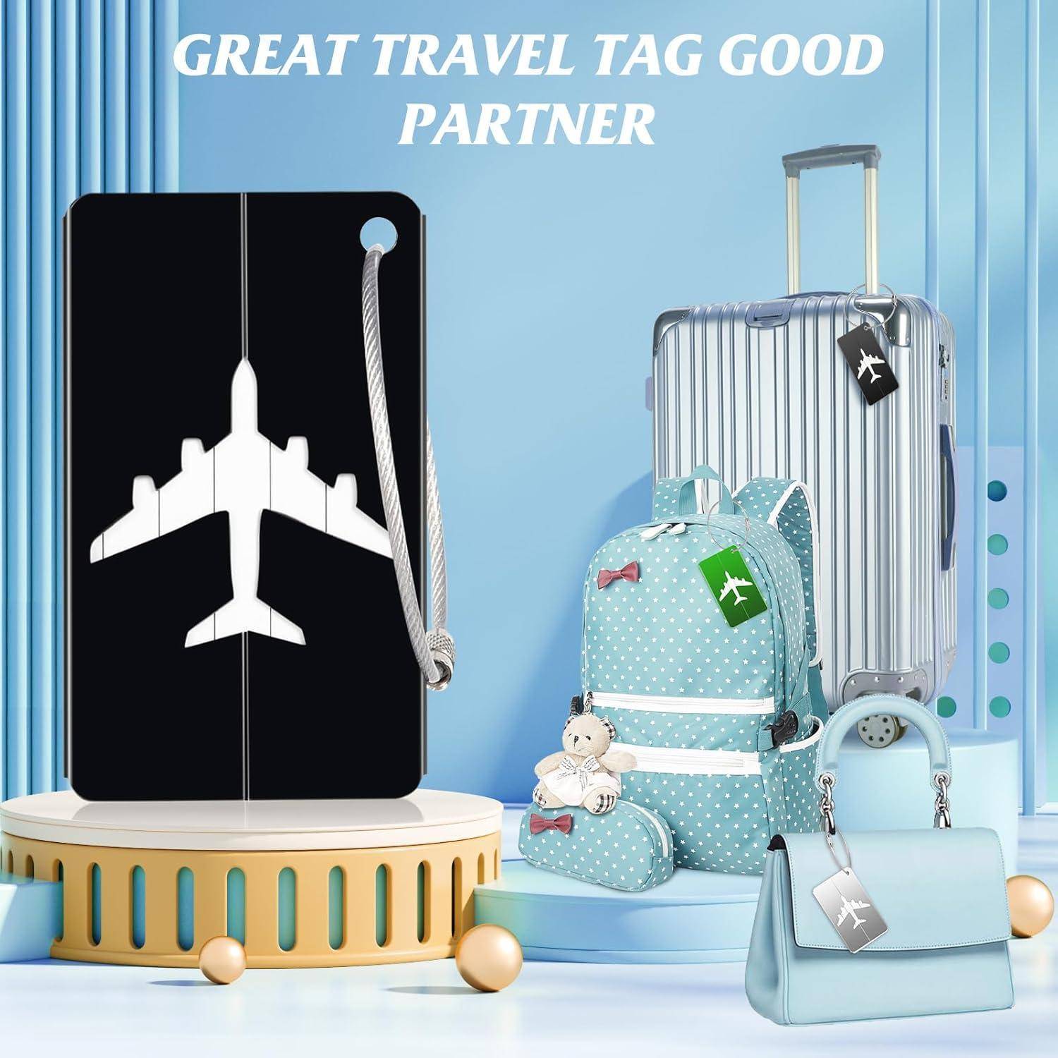 Reisegepäck-Anzeige mit dem Text „GREAT TRAVEL TAG GOOD PARTNER", die ein schwarzes Kofferanhänger mit Flugzeugsymbol, silbernen Koffer, Rucksack und Handtasche zeigt.