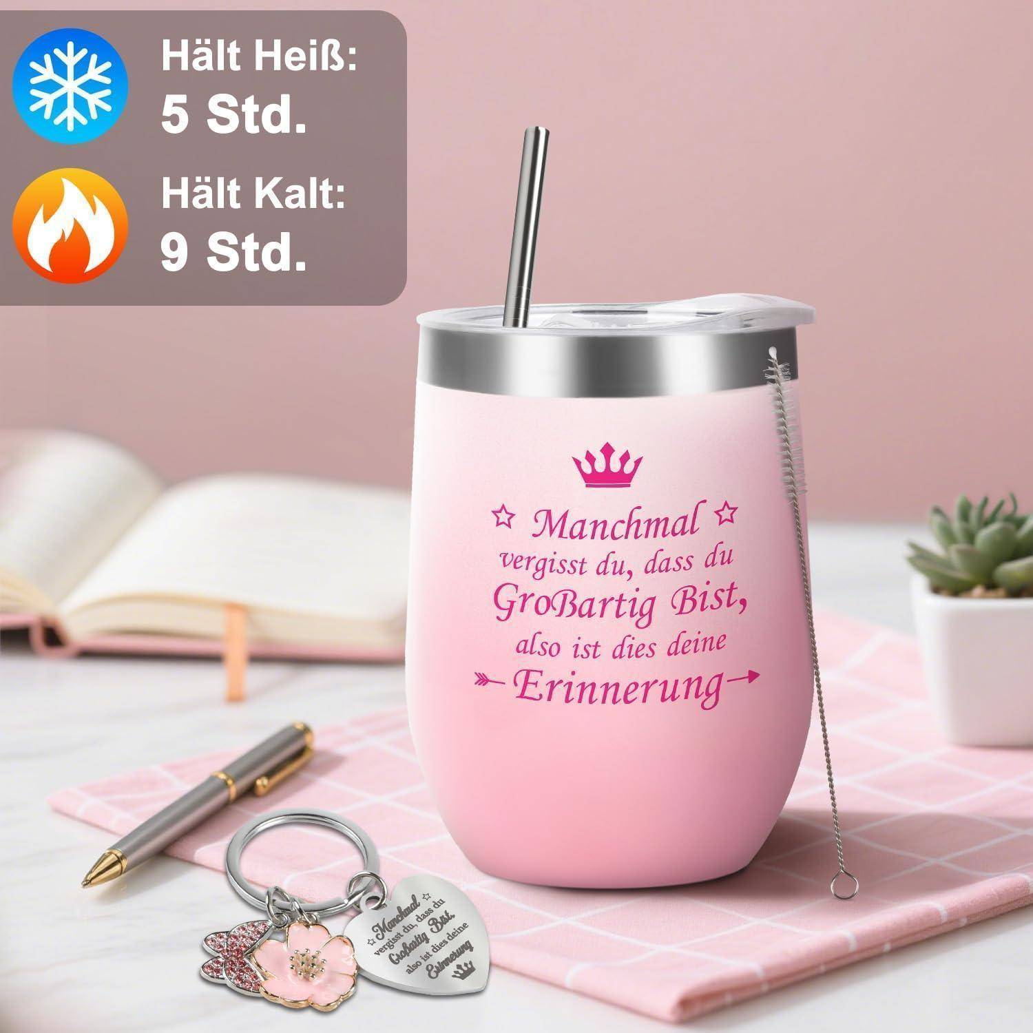 Rosa isolierter Trinkbecher mit Strohhalm und graviertem deutschem Zitat, dargestellt mit Text, der besagt „Hält Heiß: 5 Std.