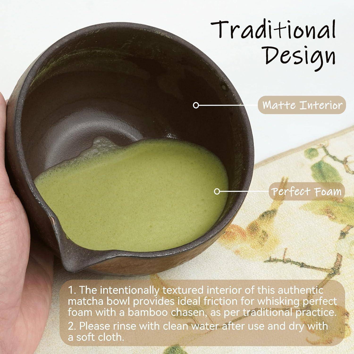 Traditionelle Matcha-Schale mit matter Innenseite und perfektem Schaum, beschriftet mit "Traditional Design""; enthält Pflegehinweise zum Ausspülen und Trocknen nach Gebrauch.