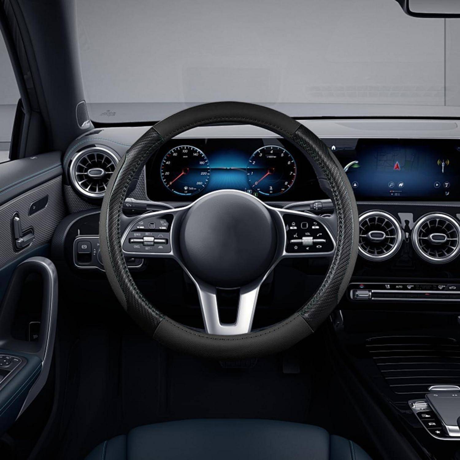 Fahrersicht eines Luxusauto-Interieurs mit Lenkrad, digitalem Instrumentencluster, zentralem Touchscreen und runden Lüftungsdüsen.