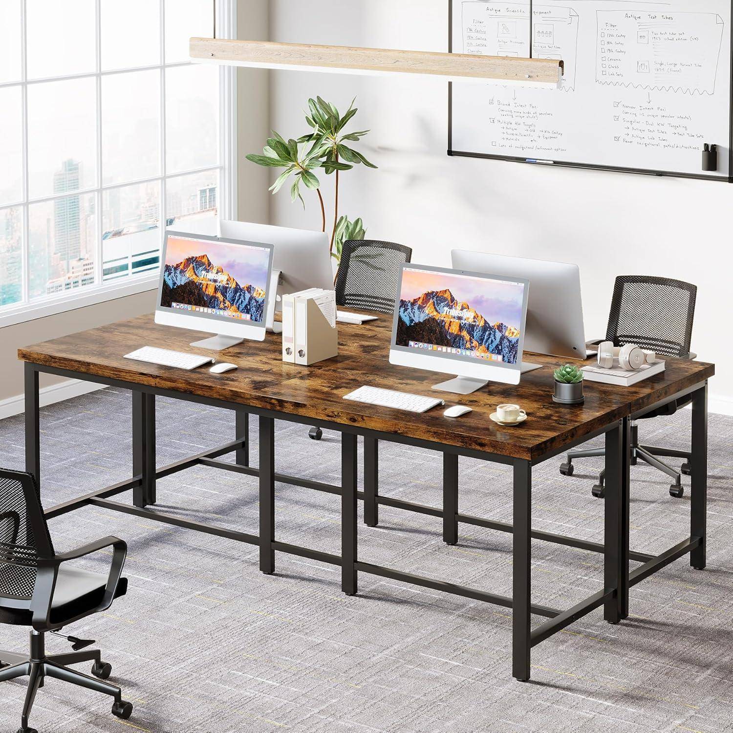 Modernes Büro mit zwei Holzschreibtischen, Desktop-Computern, Netzbespannungsstühlen, Whiteboard und einer Pflanze in einem hellen Raum mit Fenstern.