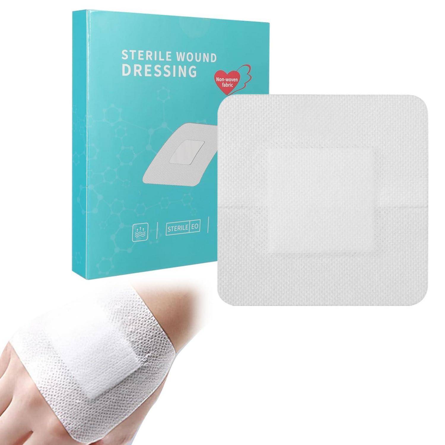 Sterile Wundverband in Verpackung gezeigt, mit einem weißen Haftpad und einer Hand, die den Verband am Handgelenk trägt.