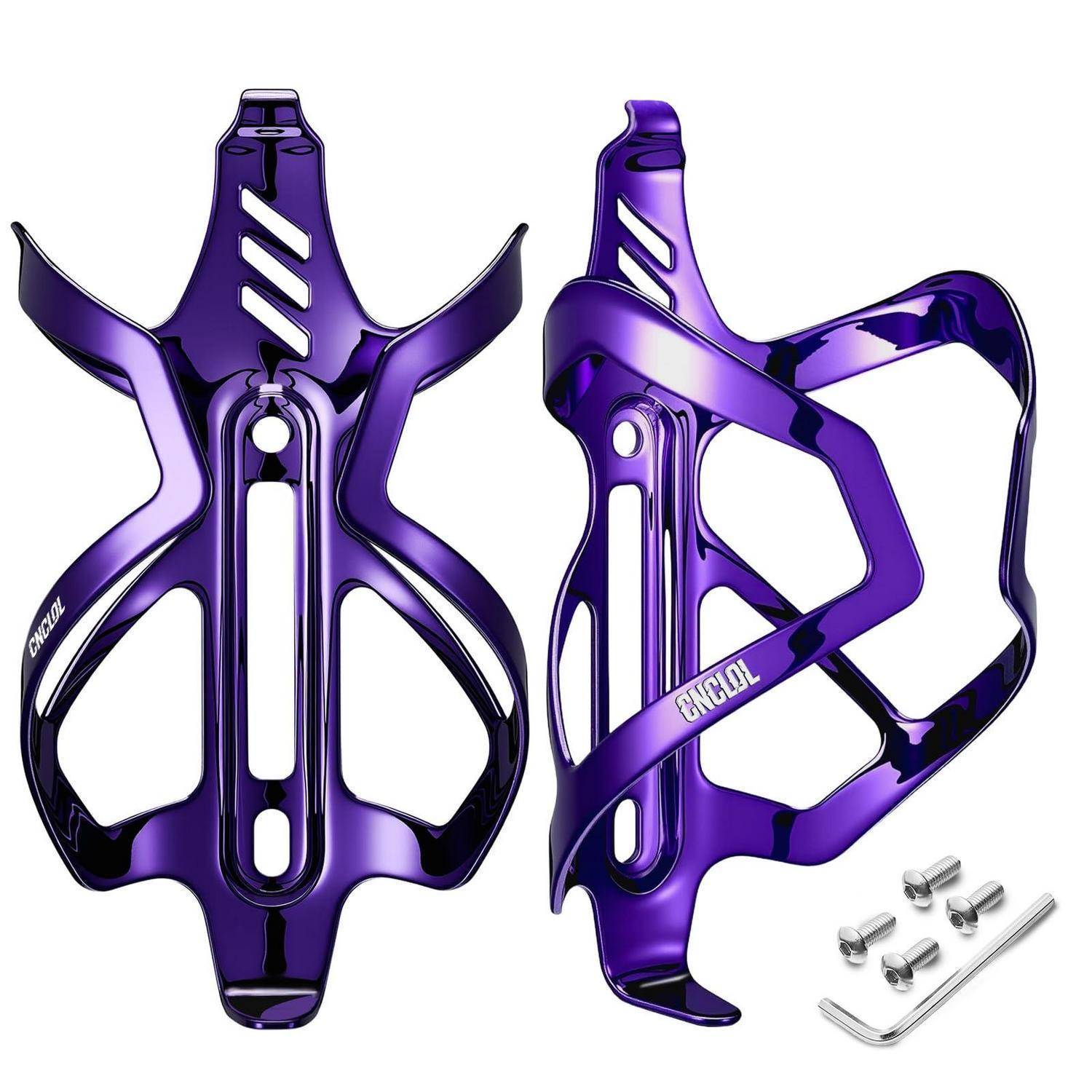 Violetter CNC-Aluminiumfahrrad-Wasserflaschenkäfig von vorne und von der Seite gezeigt, mit Befestigungsschrauben und einem Inbusschlüssel auf weißem Hintergrund.