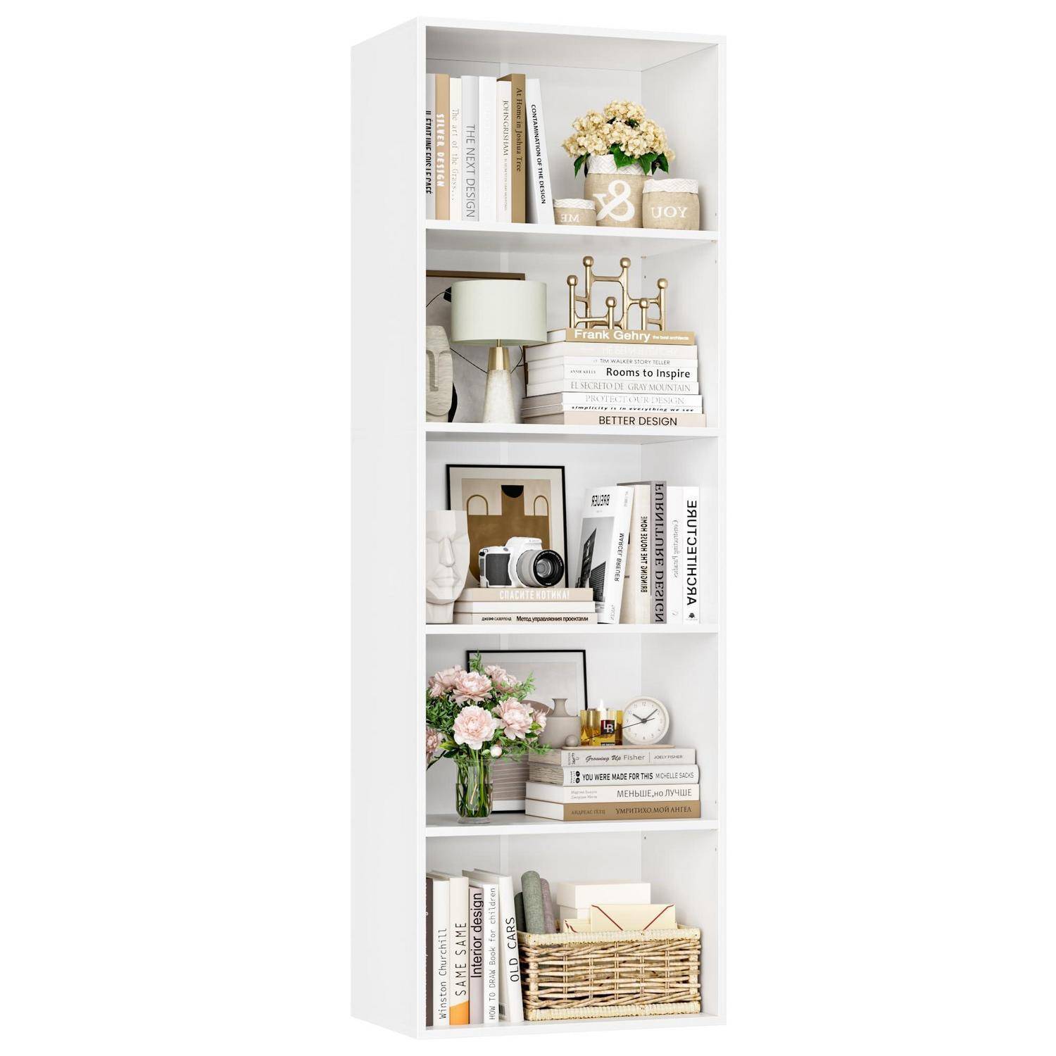 Weißes fünfteiliges Bücherregal, stylisch arrangiert mit Büchern, Blumen, gerahmten Kunstwerken, Kamera, Lampe, Uhr und dekorativen Aufbewahrungskörben.