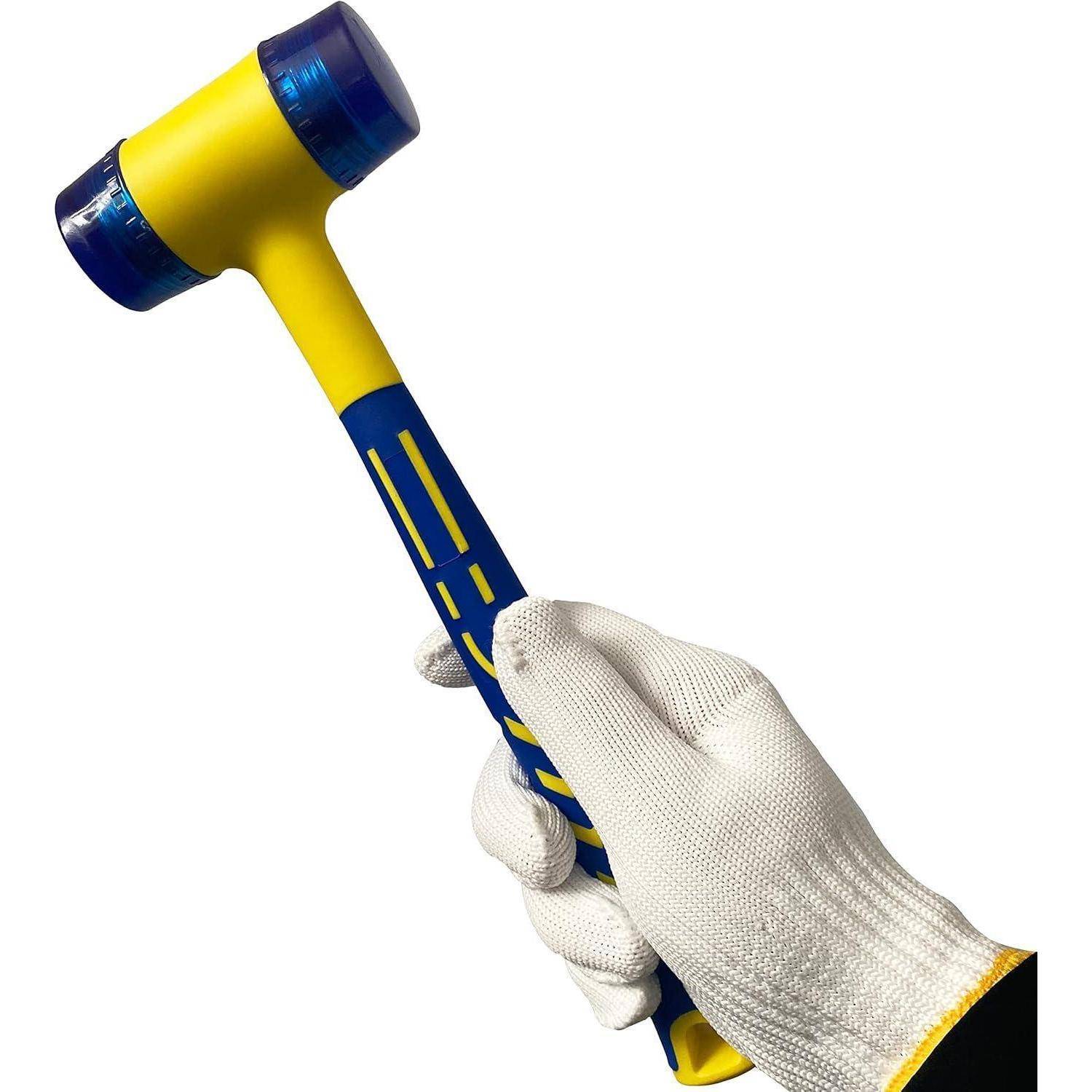 Behandschuhte Hand, die einen gelb-blauen Hammer auf weißem Hintergrund hält.