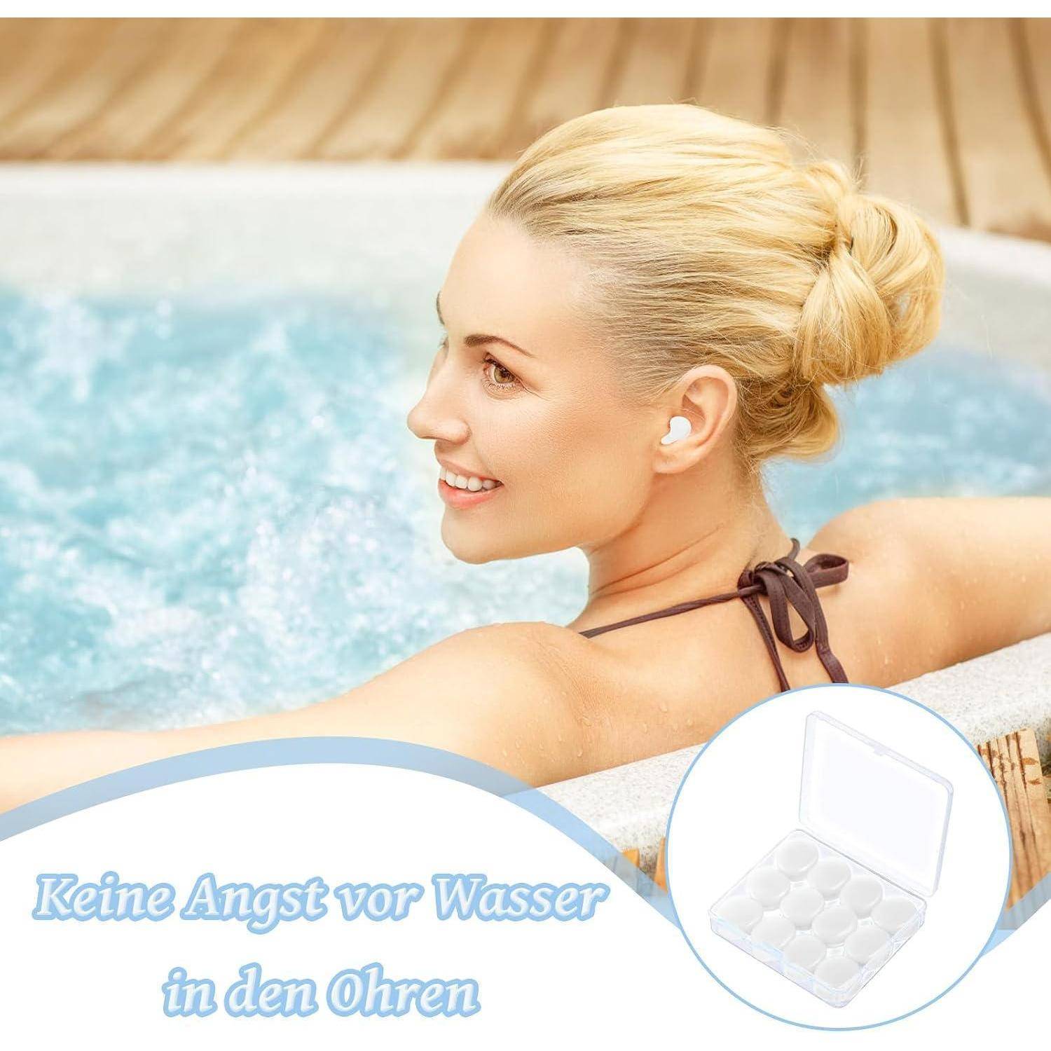 Lächelnde Frau entspannt sich in einem Pool mit einem sichtbaren weißen Ohrstöpsel; deutscher Text sagt „Keine Angst vor Wasser in den Ohren