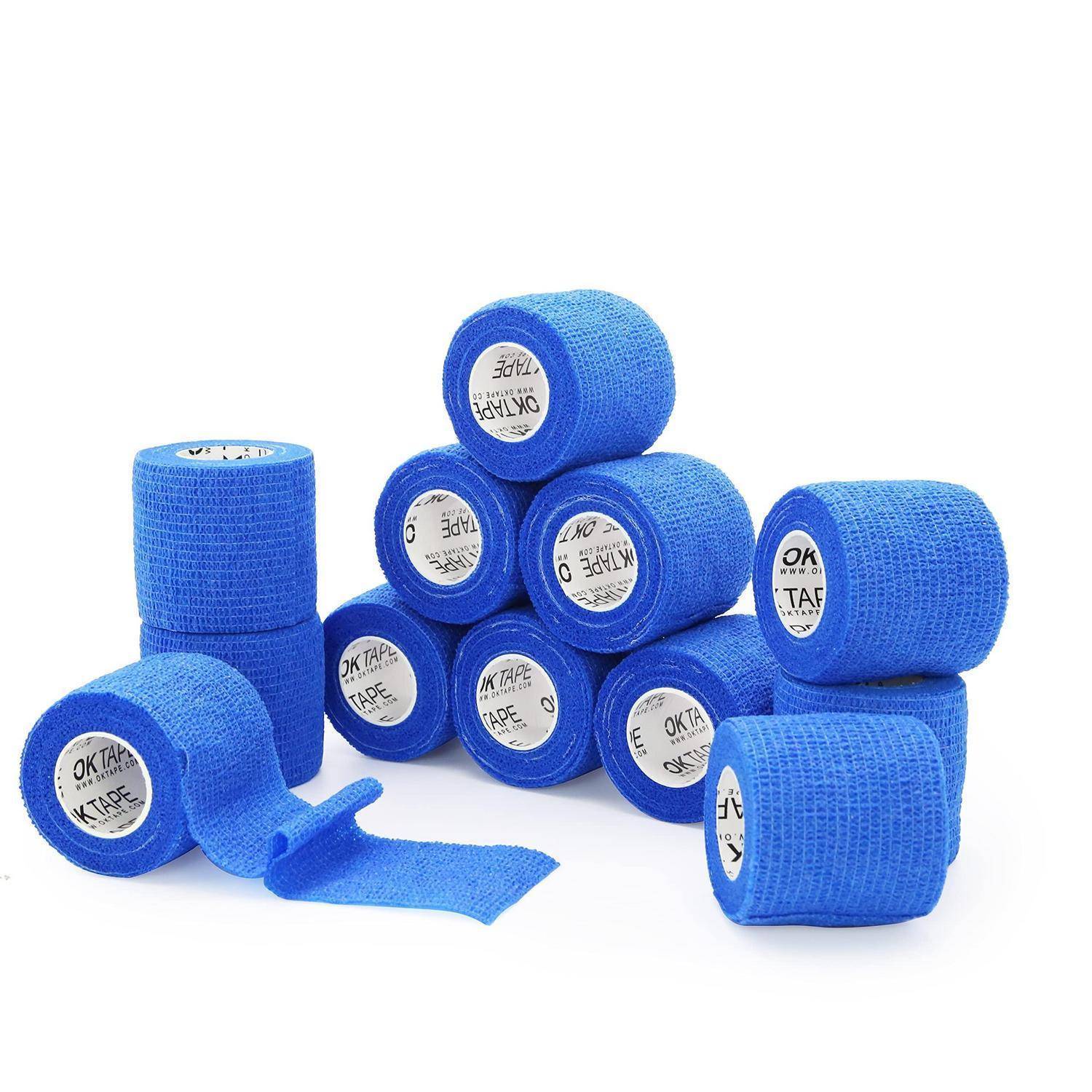 Stapel von blauen selbstklebenden Verbandrolle auf weißem Hintergrund, mit einer Rolle, die vorne teilweise abgewickelt ist.