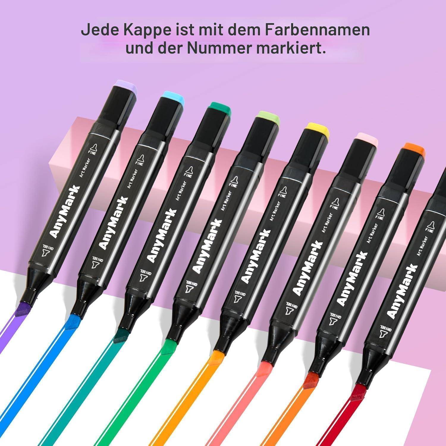 Acht AnyMark Doppelspitzen-Marker diagonal angeordnet, jede Kappe farbcodiert und mit Farbe/Nummer beschriftet; der Text lautet „Jede Kappe ist mit dem Farbnamen und der Nummer markiert.