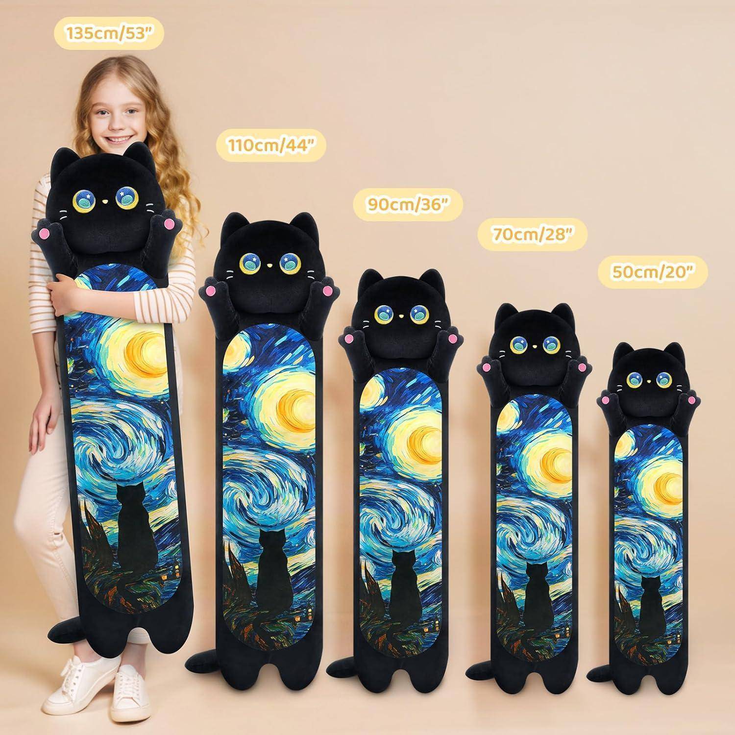 Mädchen hält einen schwarzen katzenförmigen Schlafsack in fünf Größen, gekennzeichnet mit 135cm/53
