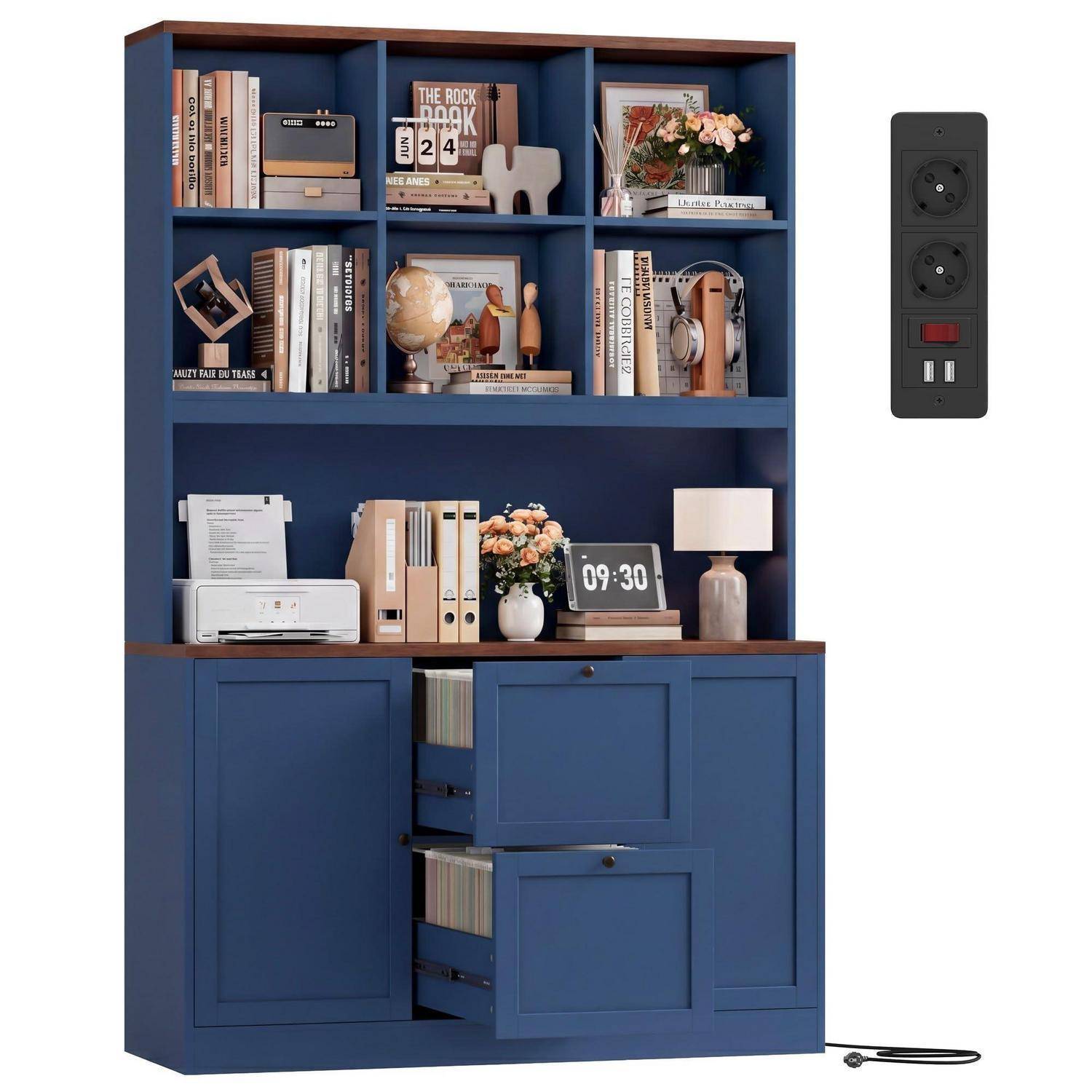 Blauer eingebauter Schrank mit offenen Regalen, Schubladen und unteren Türen, gezeigt mit Büchern, Dekoration, einer Lampe, einer Uhr und einem Steckdosenpaneel auf der rechten Seite.