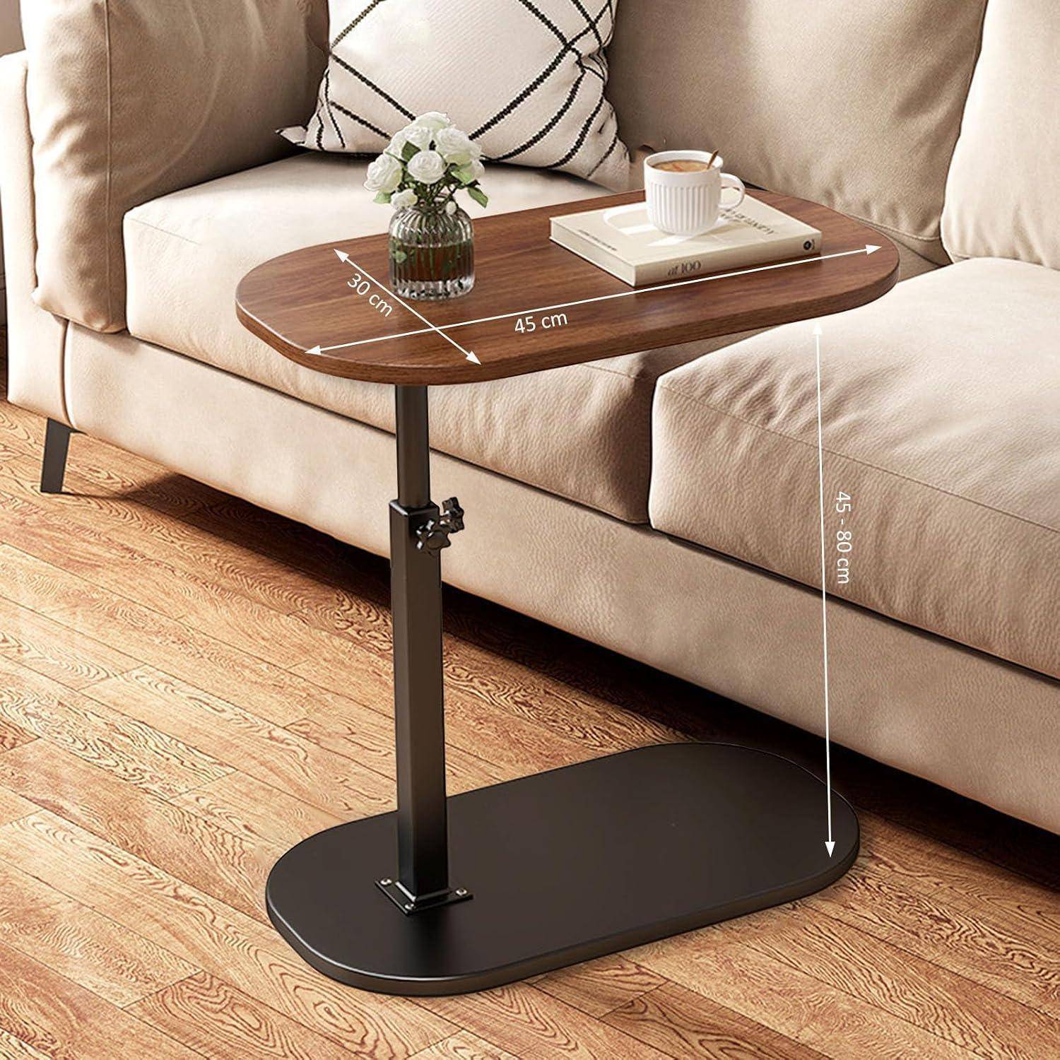 Verstellbarer C-förmiger Sofabeistelltisch mit Holzplatte, schwarzem Metallgestell und Höhe von 45-80 cm neben einem Sofa