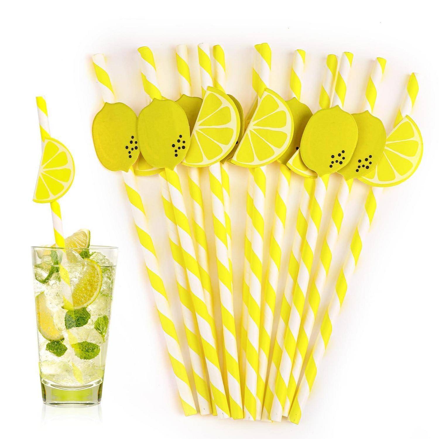 Gelb-weiß gestreifte Papierstrohhalme, verziert mit Zitronenscheiben und zitronenförmigen Aufsätzen, dargestellt neben einem Glas mit Limetten-Getränk, Minze und Eis.