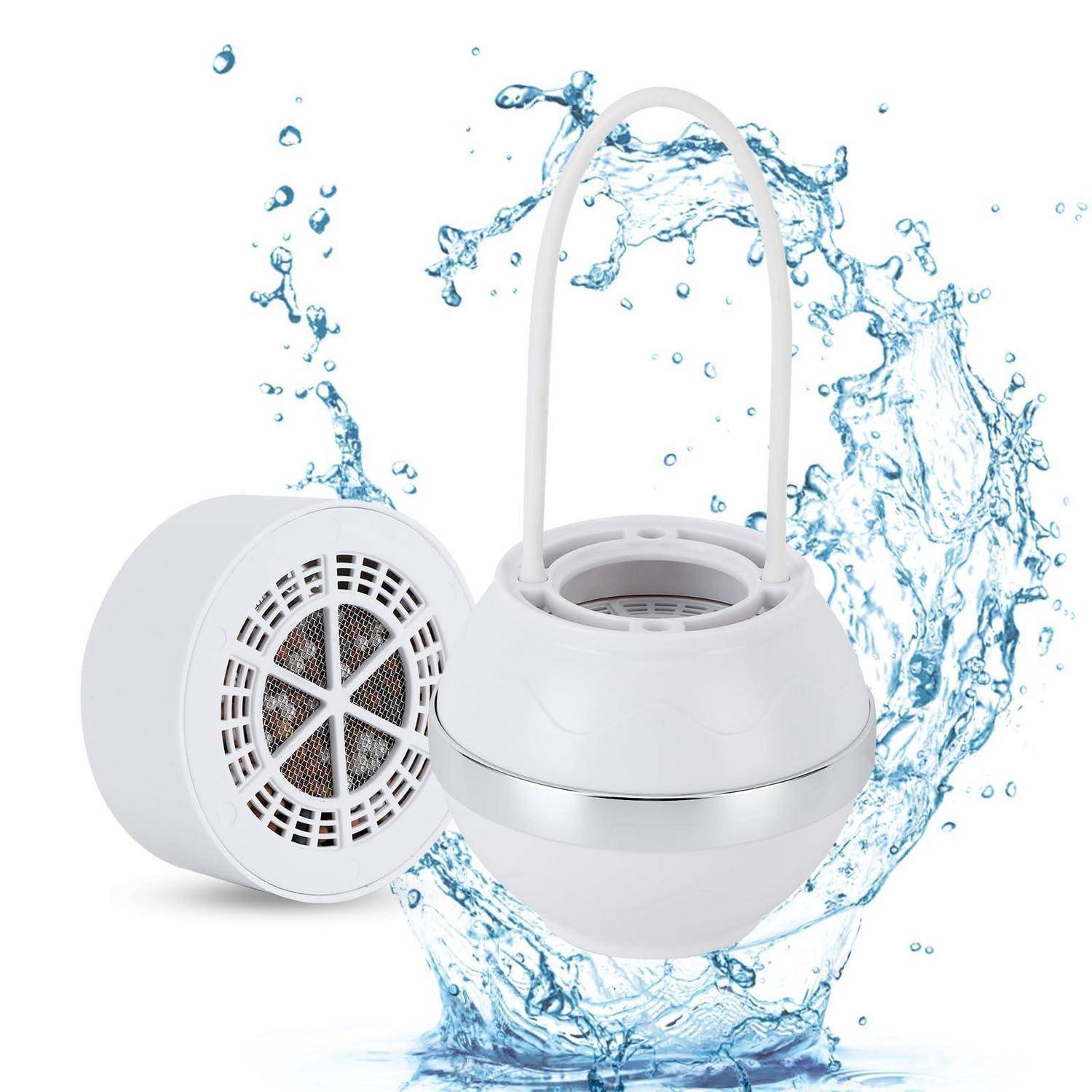 Tragbarer weißer Hängeluftreiniger mit rundem Filter und Wasserspritzereffekt, was auf wasserdichte oder waschbare Verwendung hindeutet.